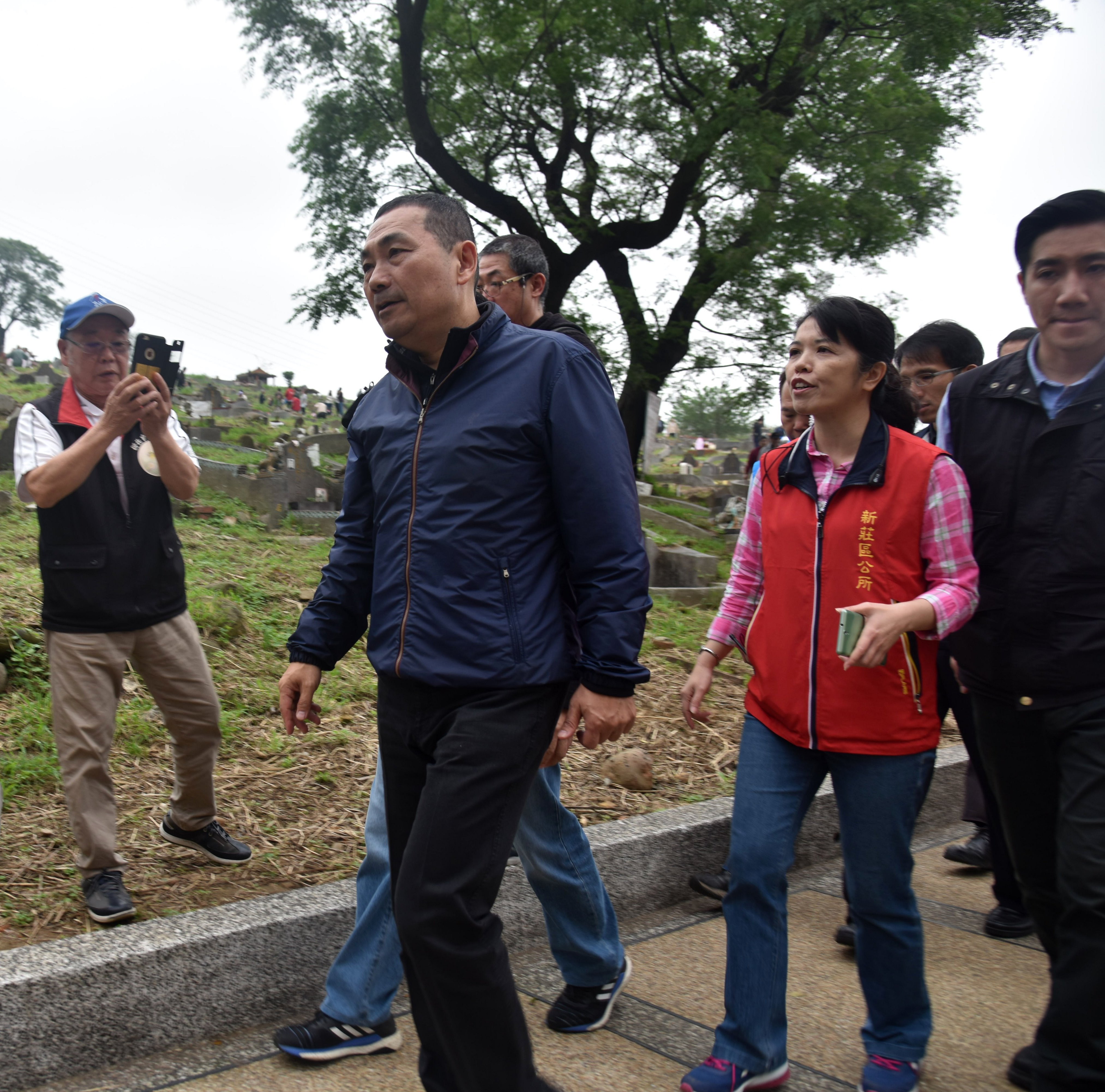 今(5)日是清明節，市長侯友宜一早視察清明掃墓服務情形，同時慰勉工作人員的辛勞及付出，讓民眾能在舒適的環境中慎終追遠，緬懷先人。