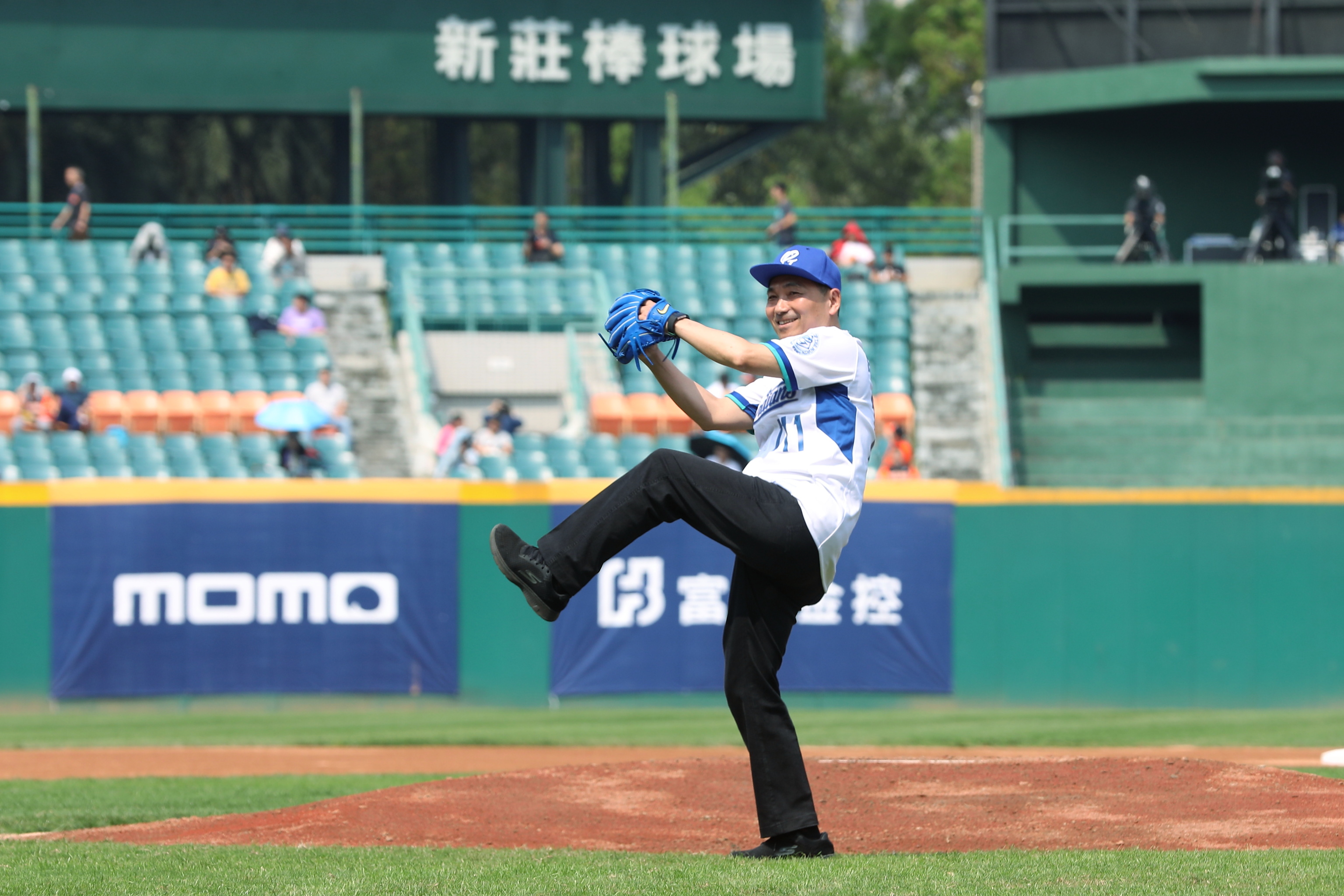 侯市長擔任富邦悍將主場開幕週賽事開球貴賓
