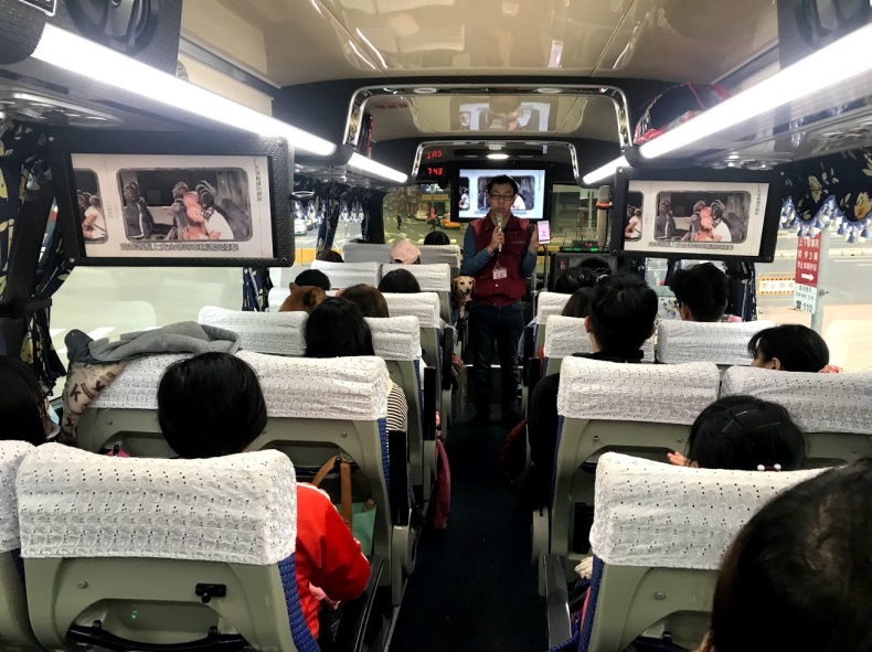 動保員向飼主們說明如何加入新北市動物保護網Line@ID：@0585net