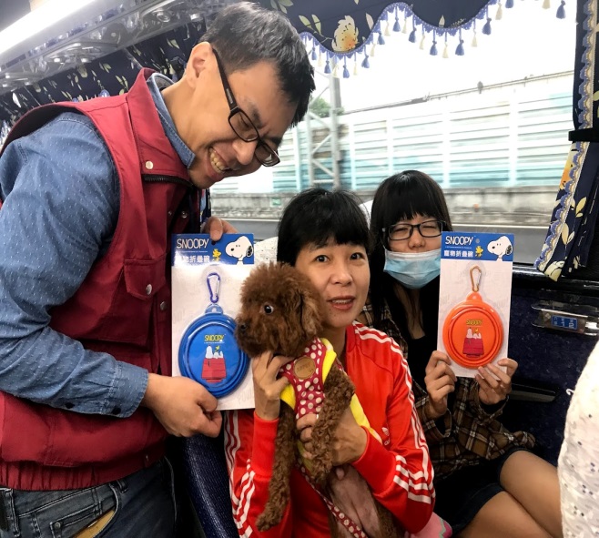 收到禮物很興奮的毛寶貝