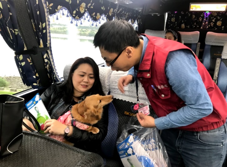 動保員與毛寶貝現場互動