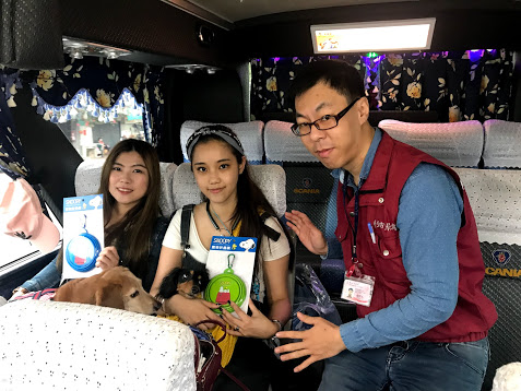 動保員與飼主開心合照