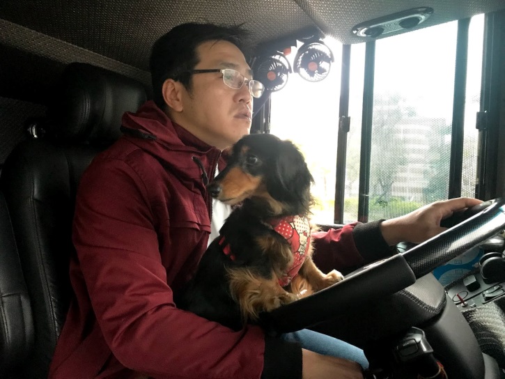 司機大哥趁休息時抱狗
