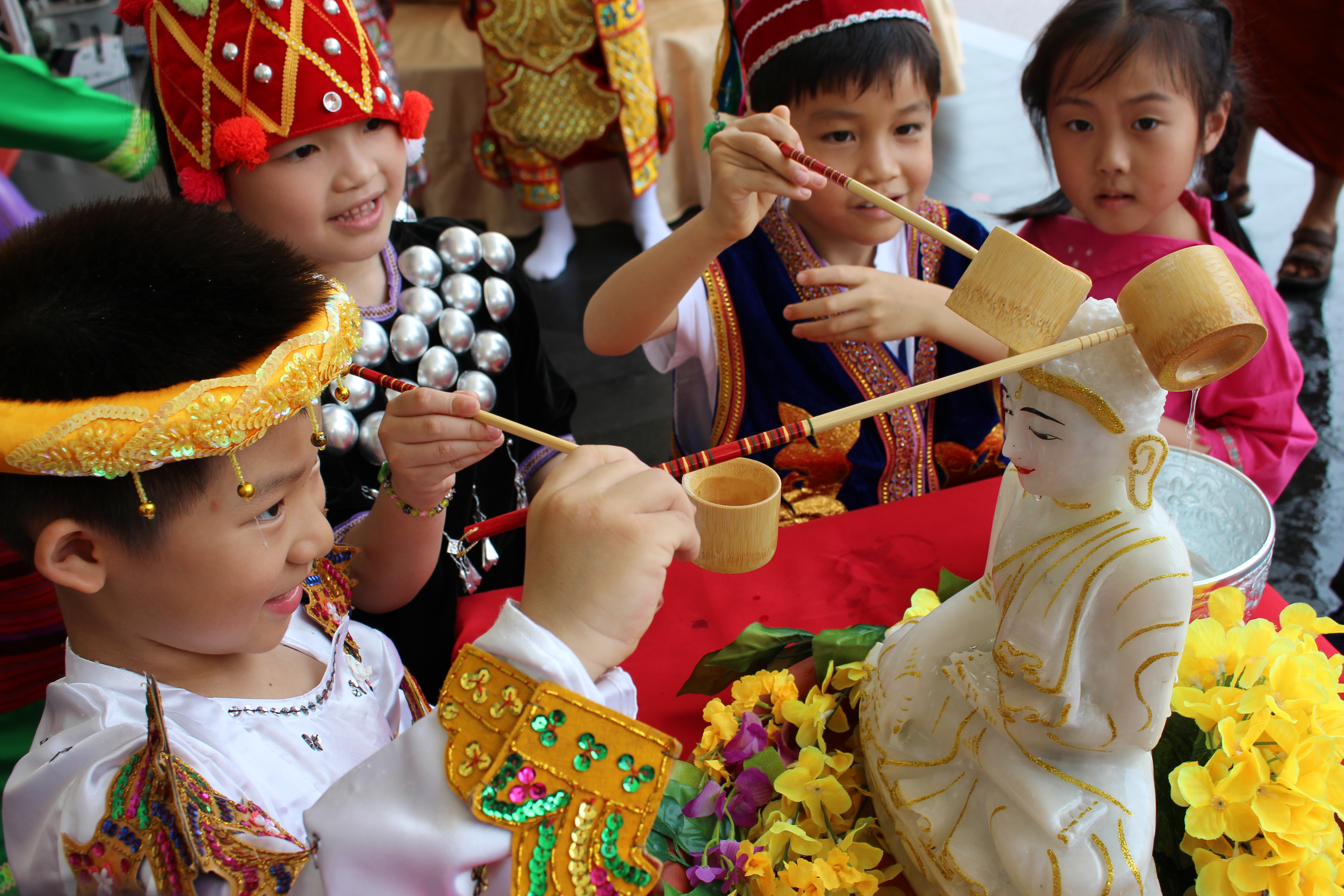 身著傳統服飾的緬甸小朋友浴佛祈福