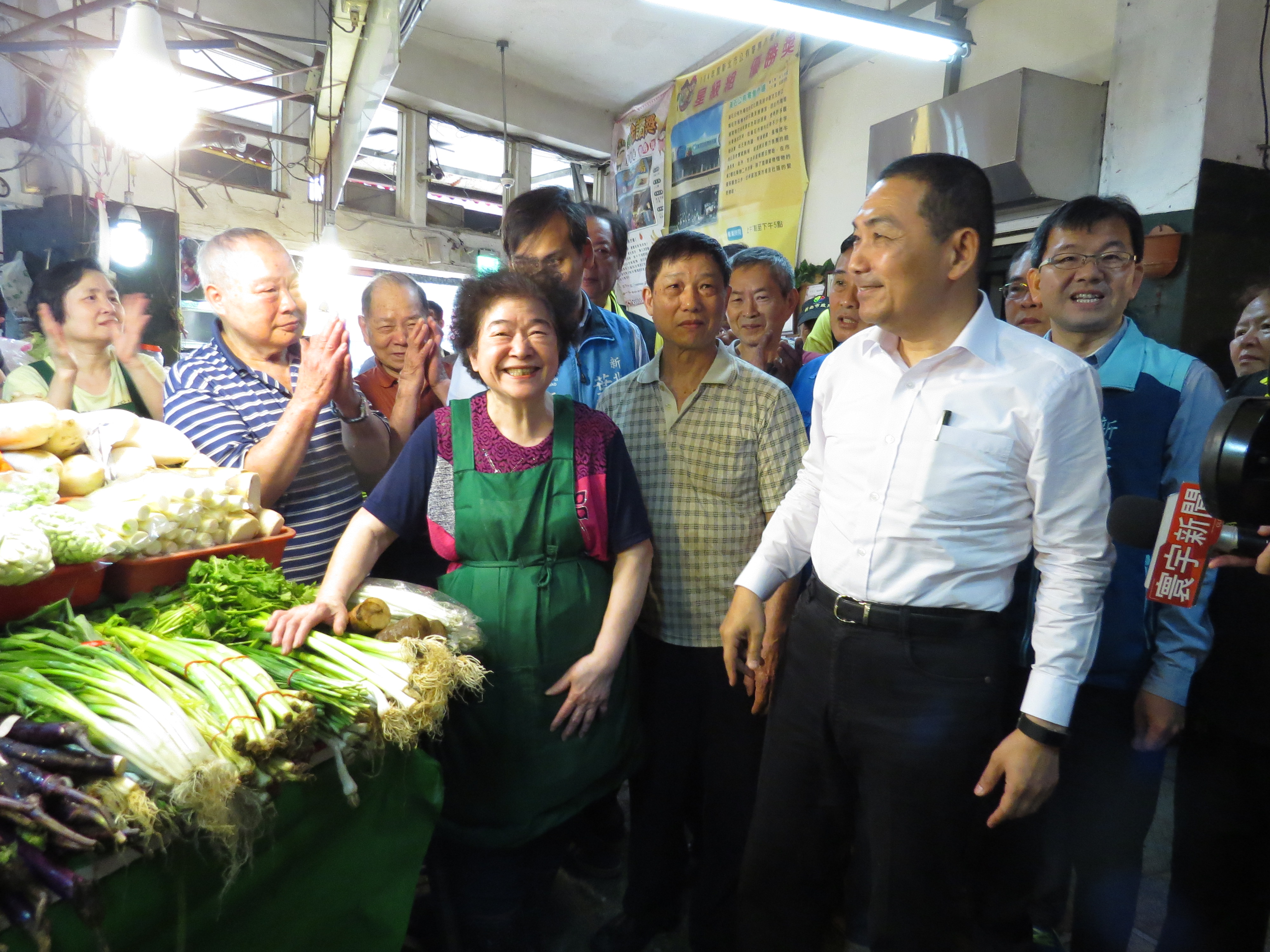 圖說：侯市長視察黃石市場環境，與民眾互動熱絡。