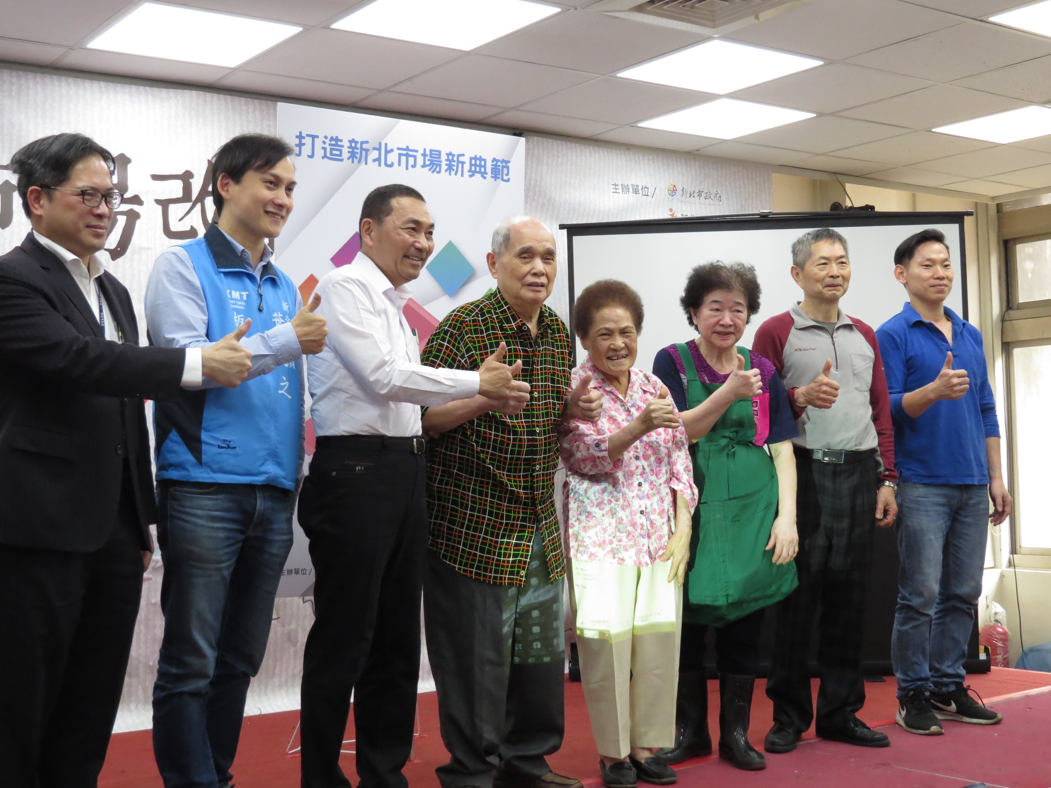圖說：侯市長與黃石市場攤商一同啟動市場改造計畫。