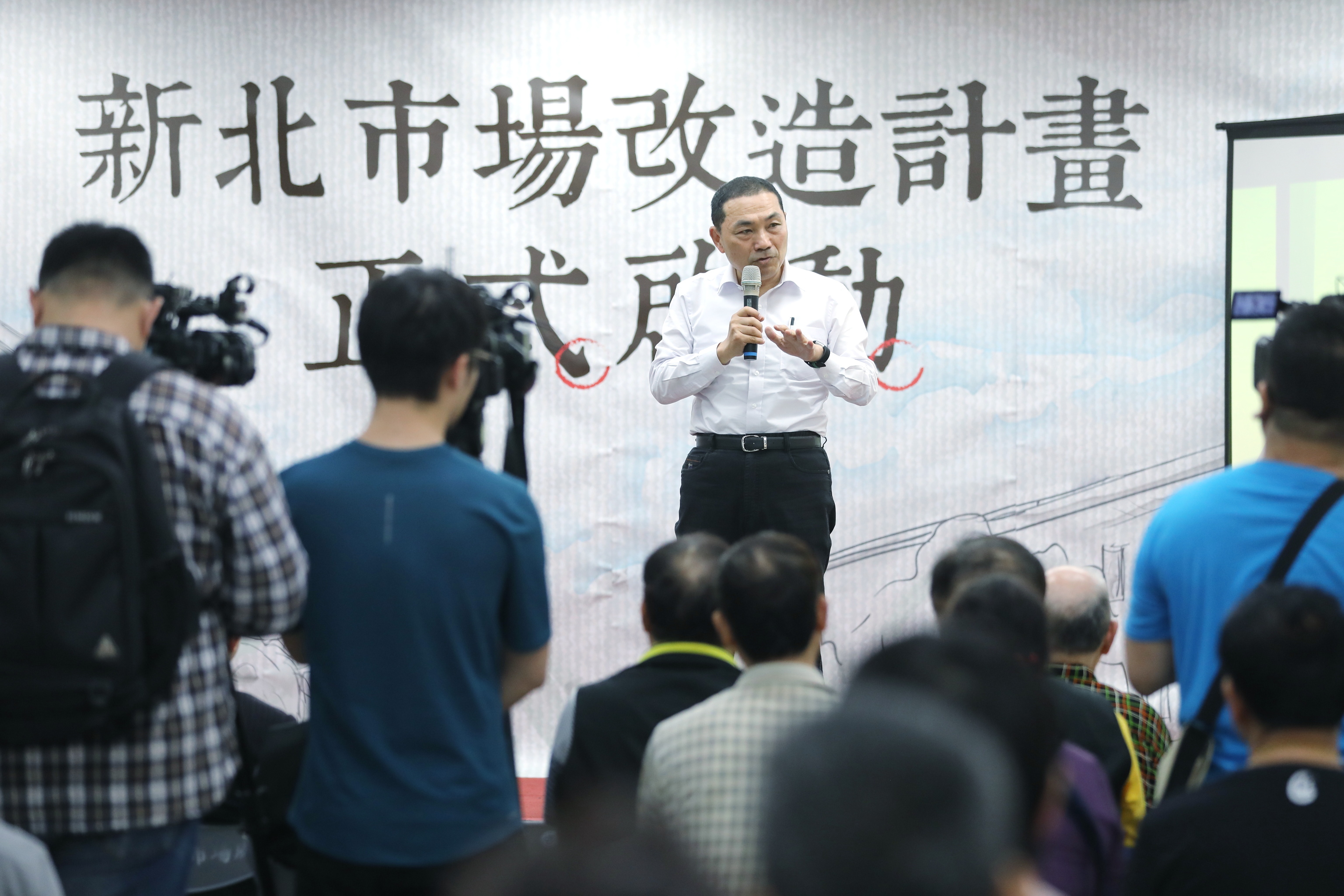 針對黃石市場老舊狀況，侯市長宣示新北市場4年改造計畫