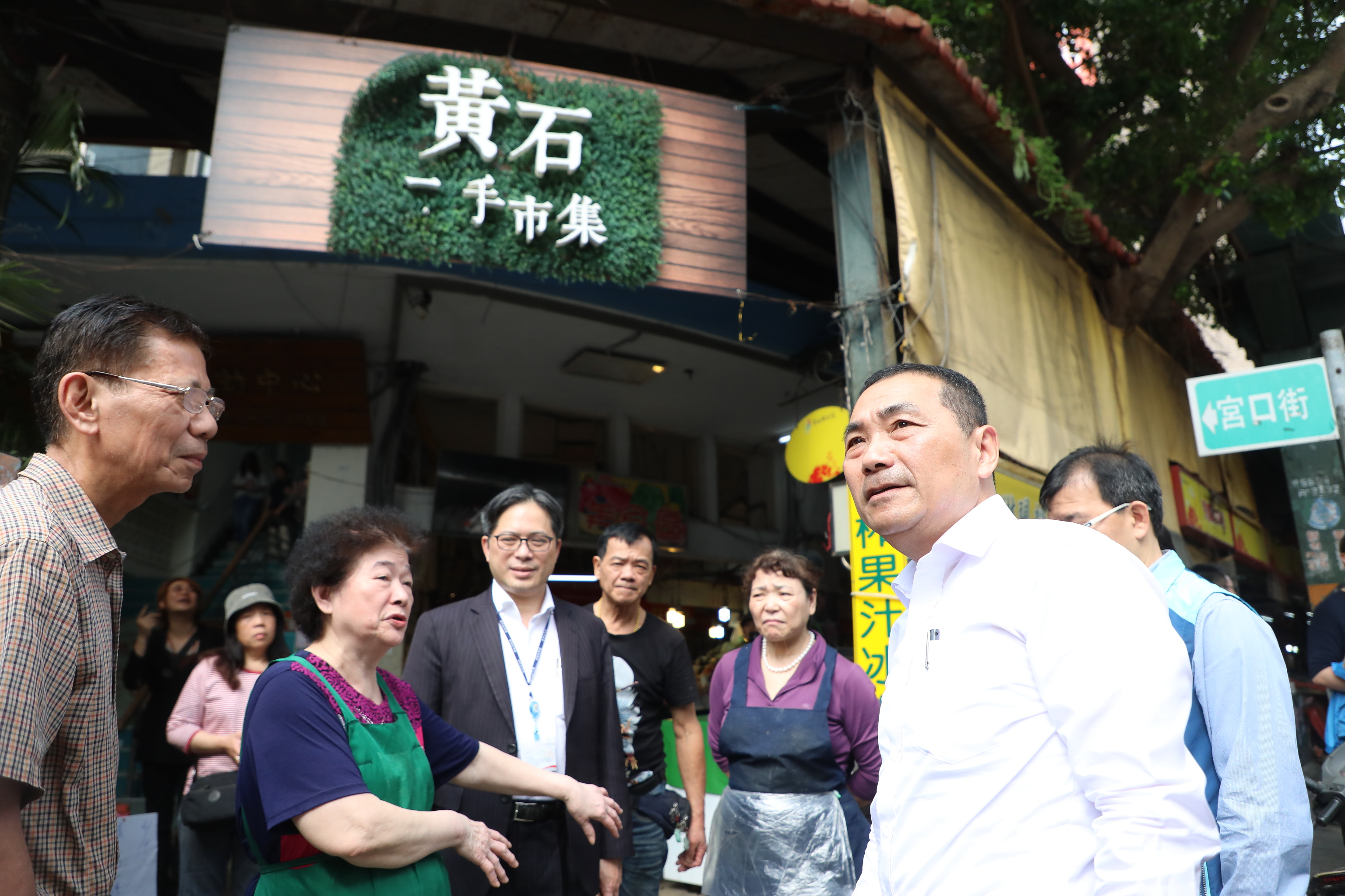 侯市長一早視察黃石市場現況，與攤商交換市場改造意見