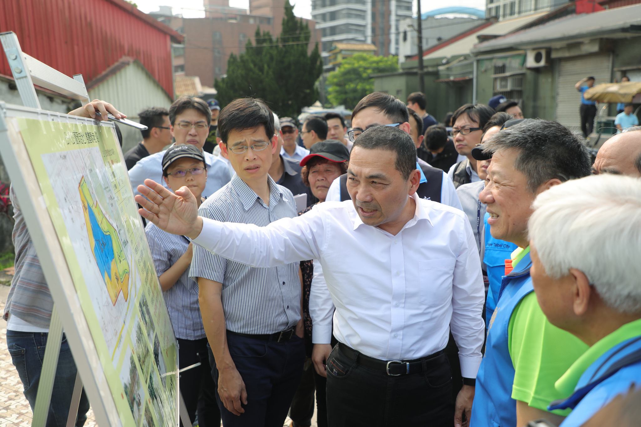 侯市長視察公八公園預定地，針對居民需求提出相關指示