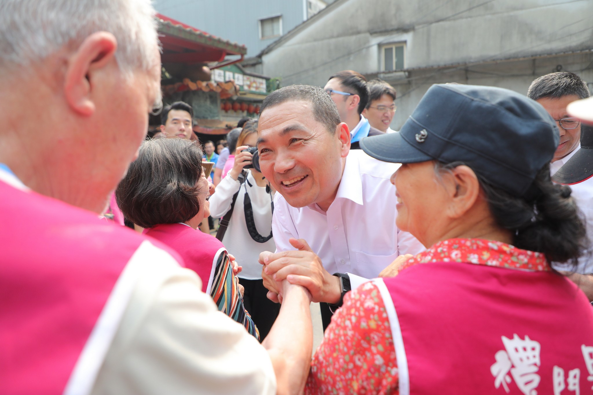 侯市長走訪汐止地區親切與鄉親致意