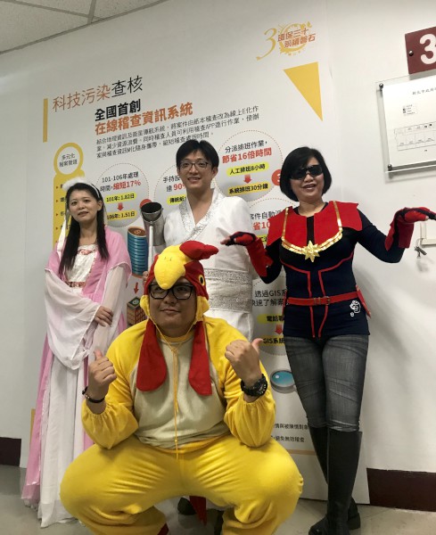 由右至左)王美文副局長飾演驚奇稽查隊長，稽查員周佑儒飾演楊過，秘書室同仁葉俊男飾演公雞，稽查科第三分隊長林政君飾演小龍女