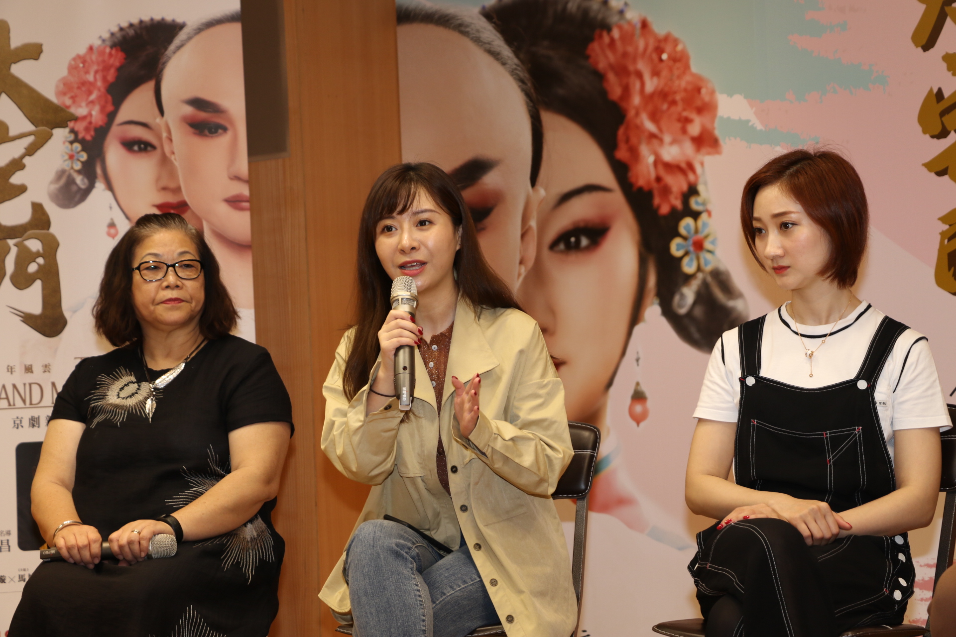 京劇大宅門編導李卓群〈中〉介紹劇情  右為名角竇曉璇  左為黃梅英