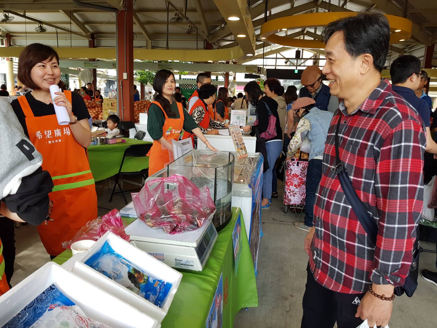 民眾採購貢寮鮑