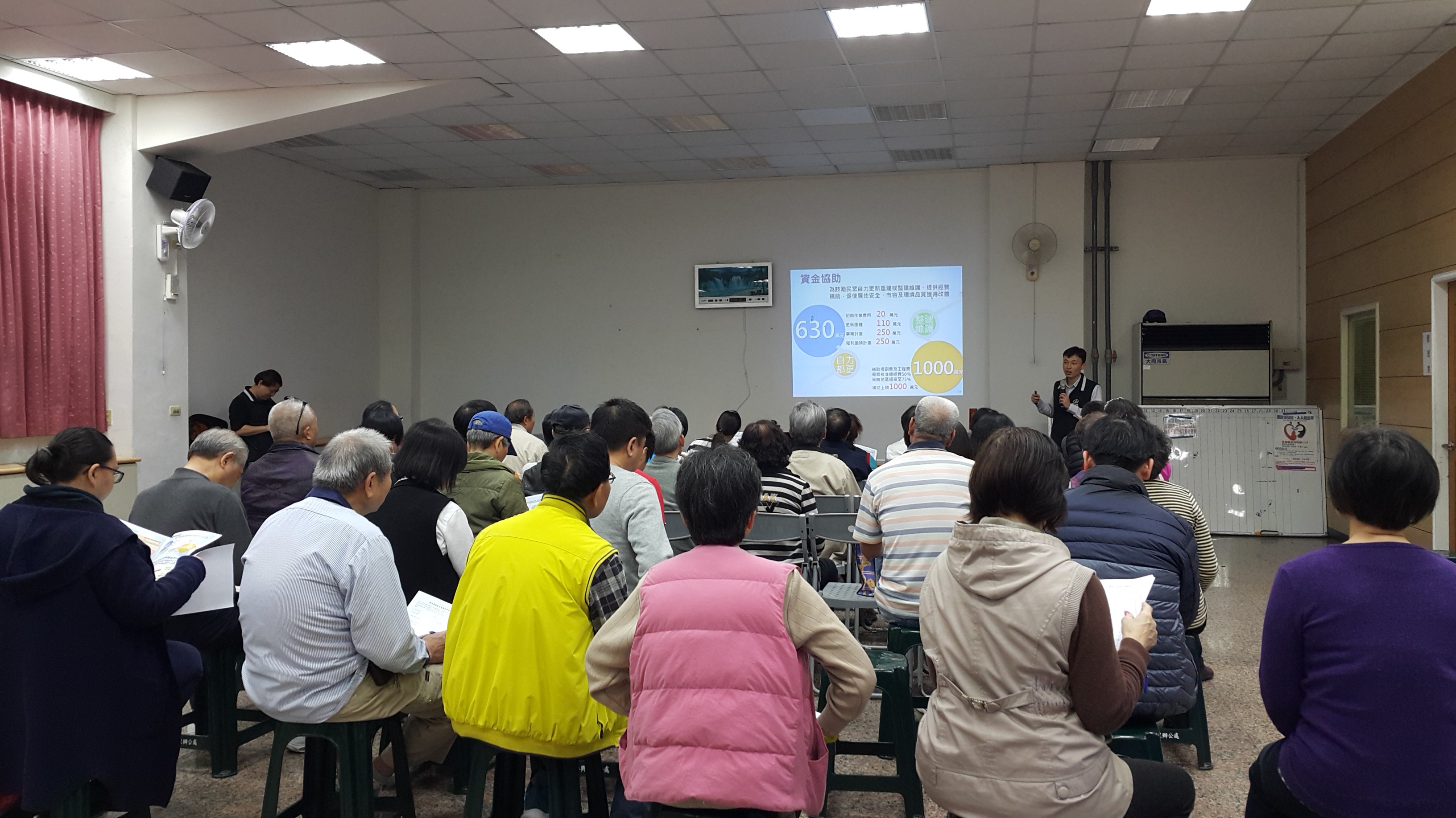 邱專門委員信智向民眾解說都更三箭內容。