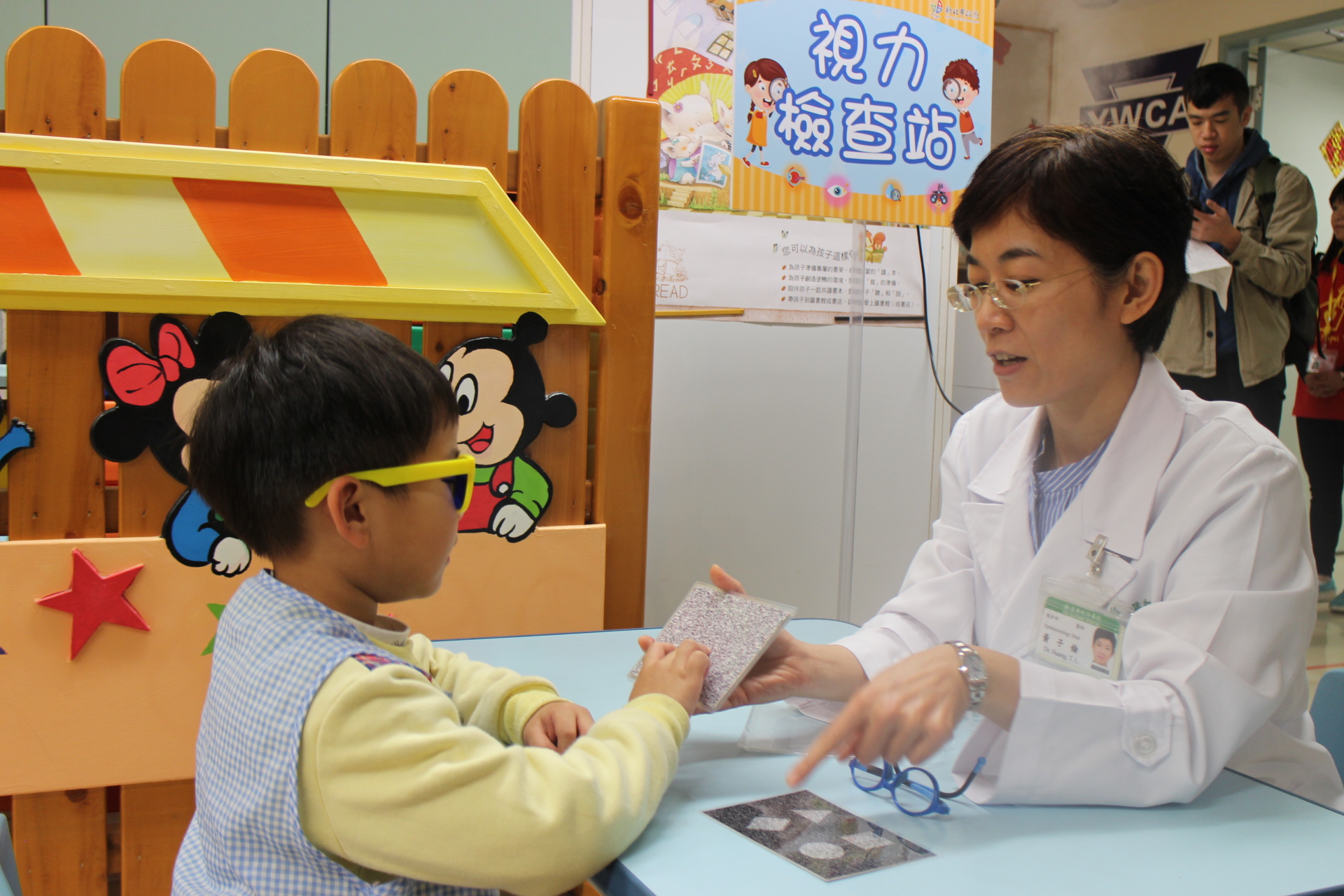 新北市今(108)年加碼擴大服務，將護眼方案向下延伸到幼兒園，將針對中、大班視力篩檢異常的兒童，給予「疑似視力異常轉介暨通知單」，家長可帶孩子到眼科醫療院所接受免費檢查