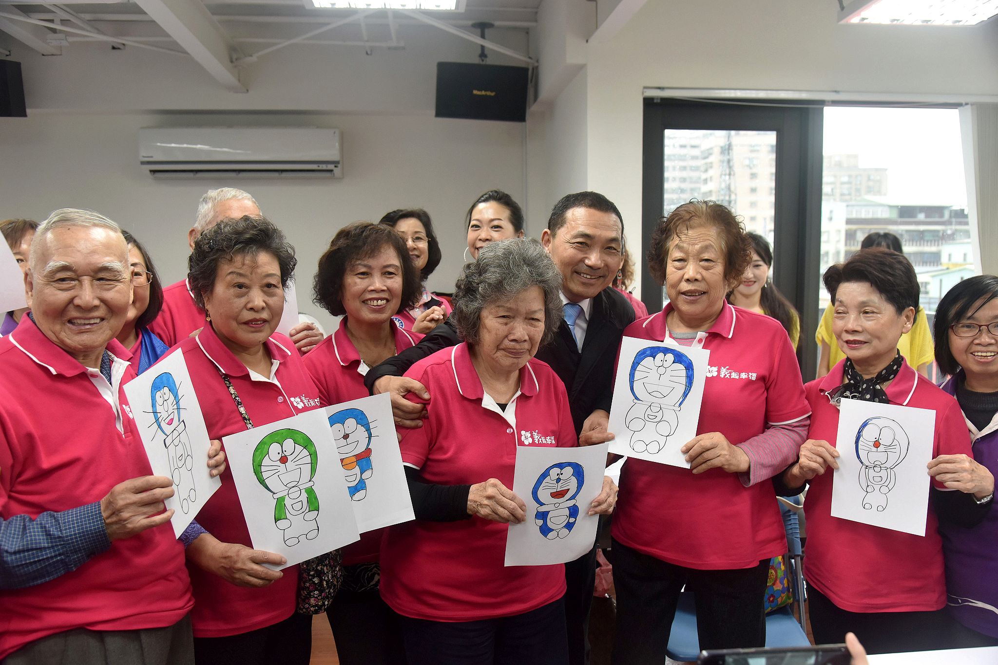侯市長指出，該建築體採輕鋼構工法，達節能、減廢、自然等環保目標。