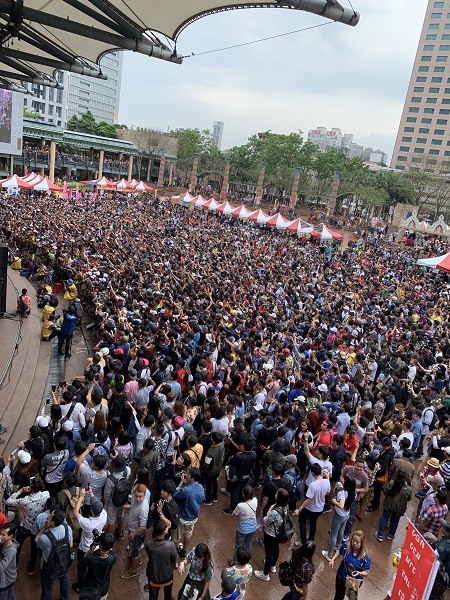 現場萬人擠爆市民廣場