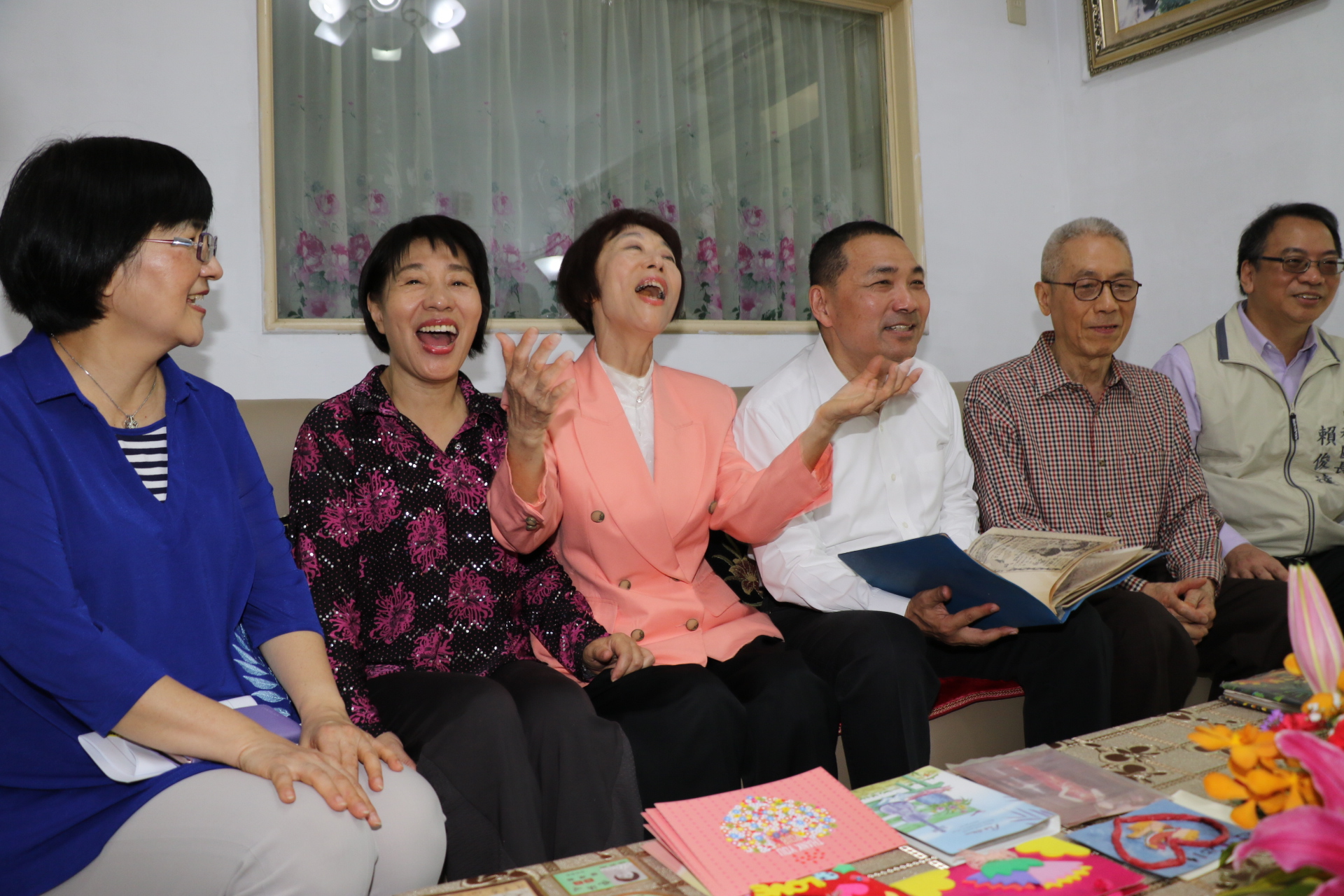 馬安琪(左3)唱著群星會主題曲歡迎侯友宜  侯市長也跟著哼唱