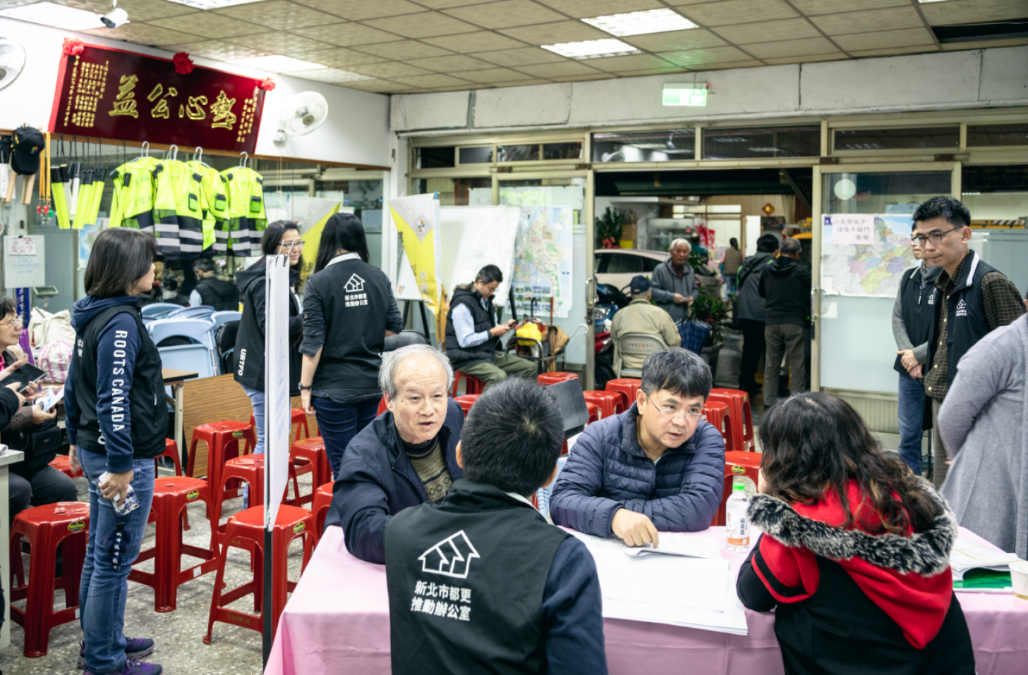 推動辦公室舉辦說明會，為東來住戶講解都更三箭政策