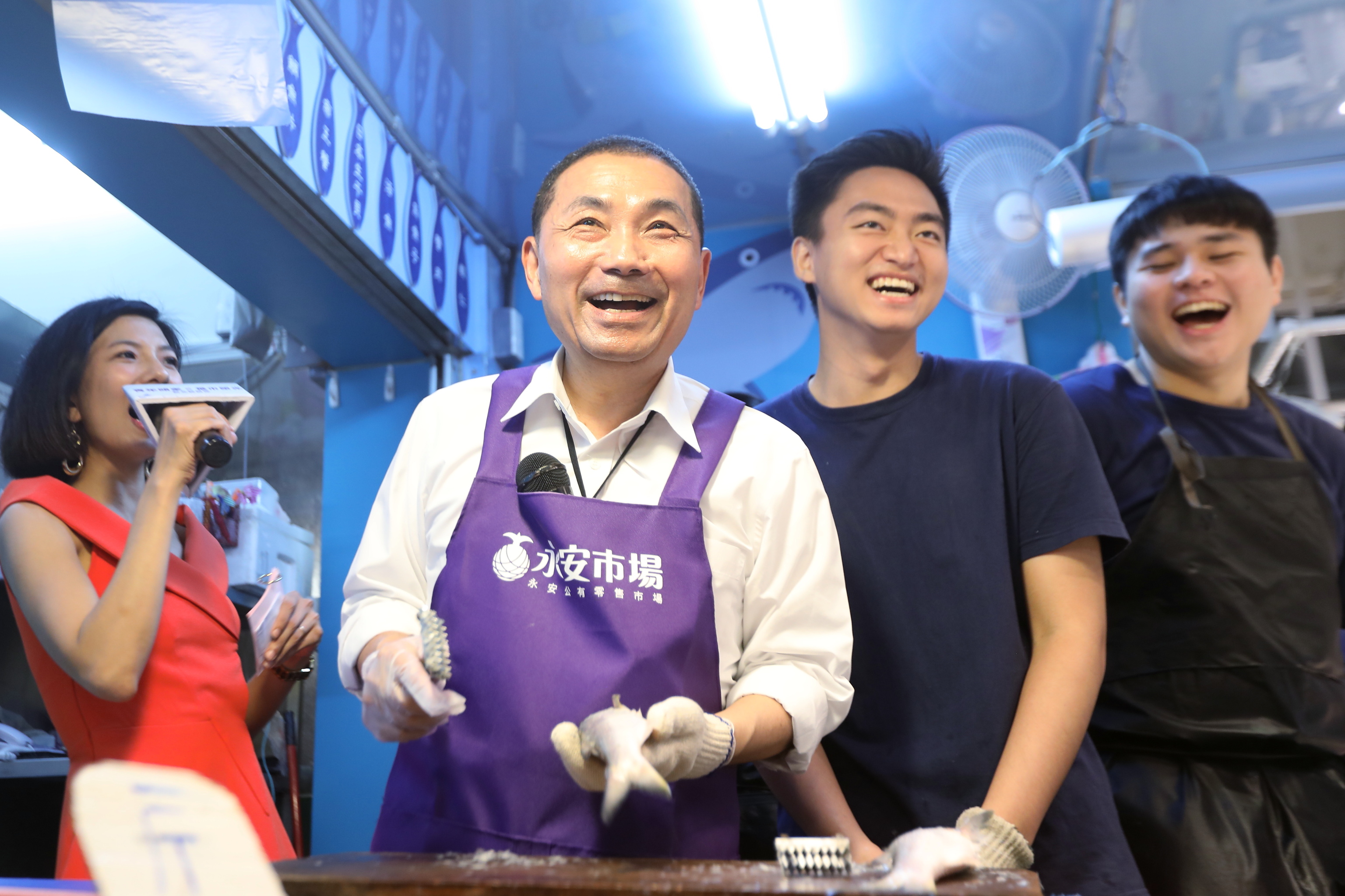 侯友宜市長出席「青年頭家 X 菜市榮光 新北就挺你」活動，現場體驗刮魚鱗