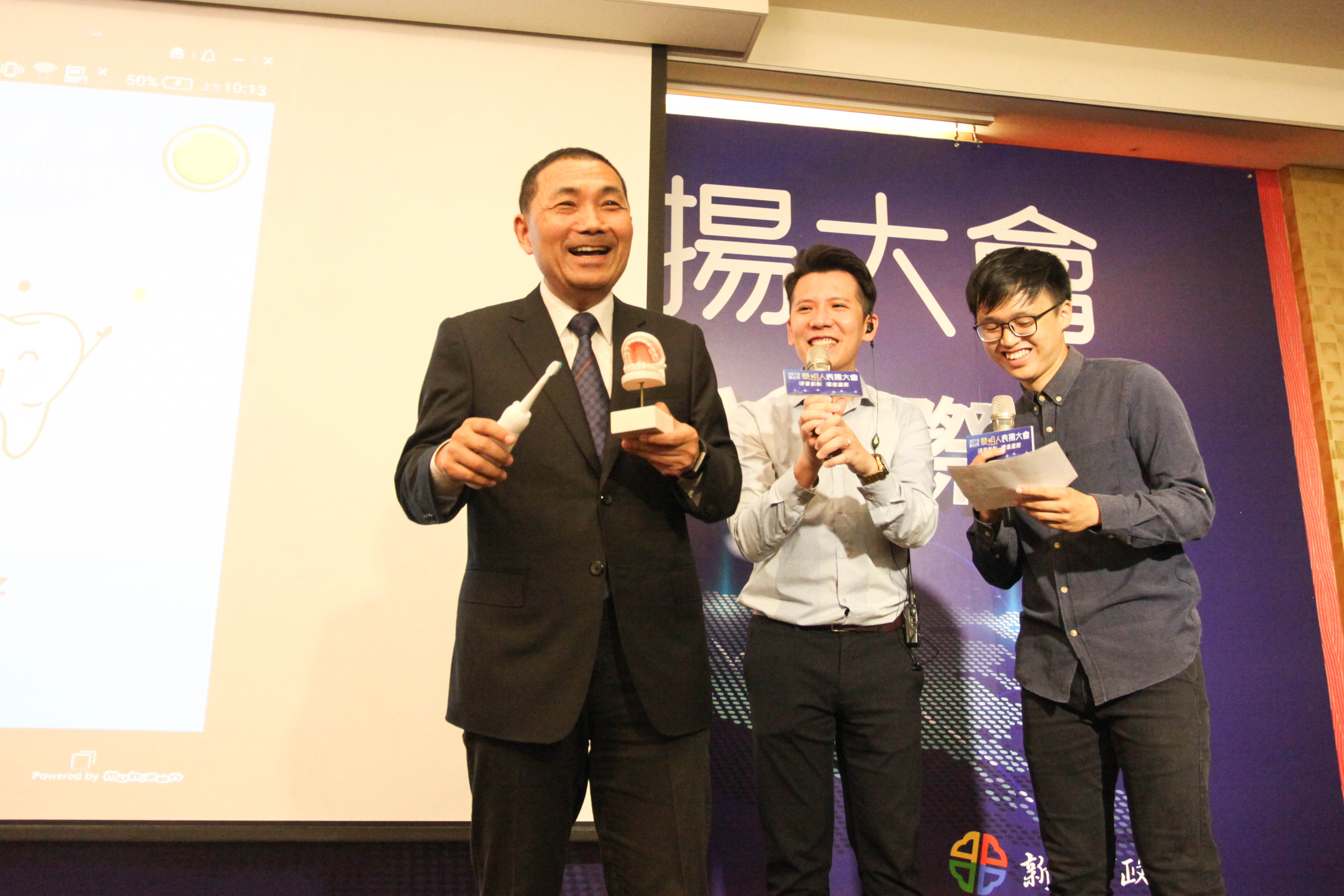 新北市長侯友宜(左)現場體驗發明作品幼童智慧牙刷