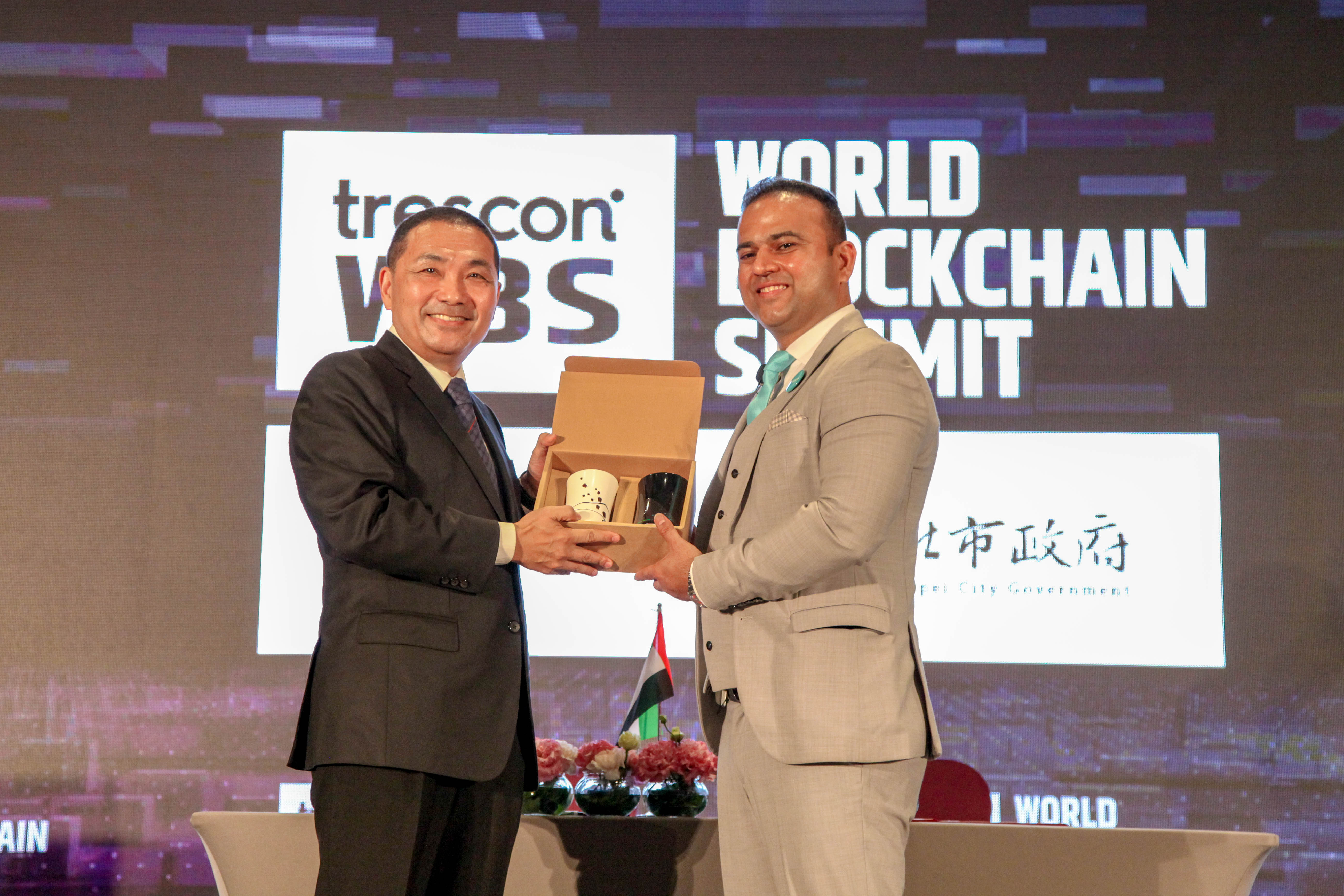 新北市長侯友宜(左)與Trescon執行長Mr. Mohammed Saleem(右)互贈禮品