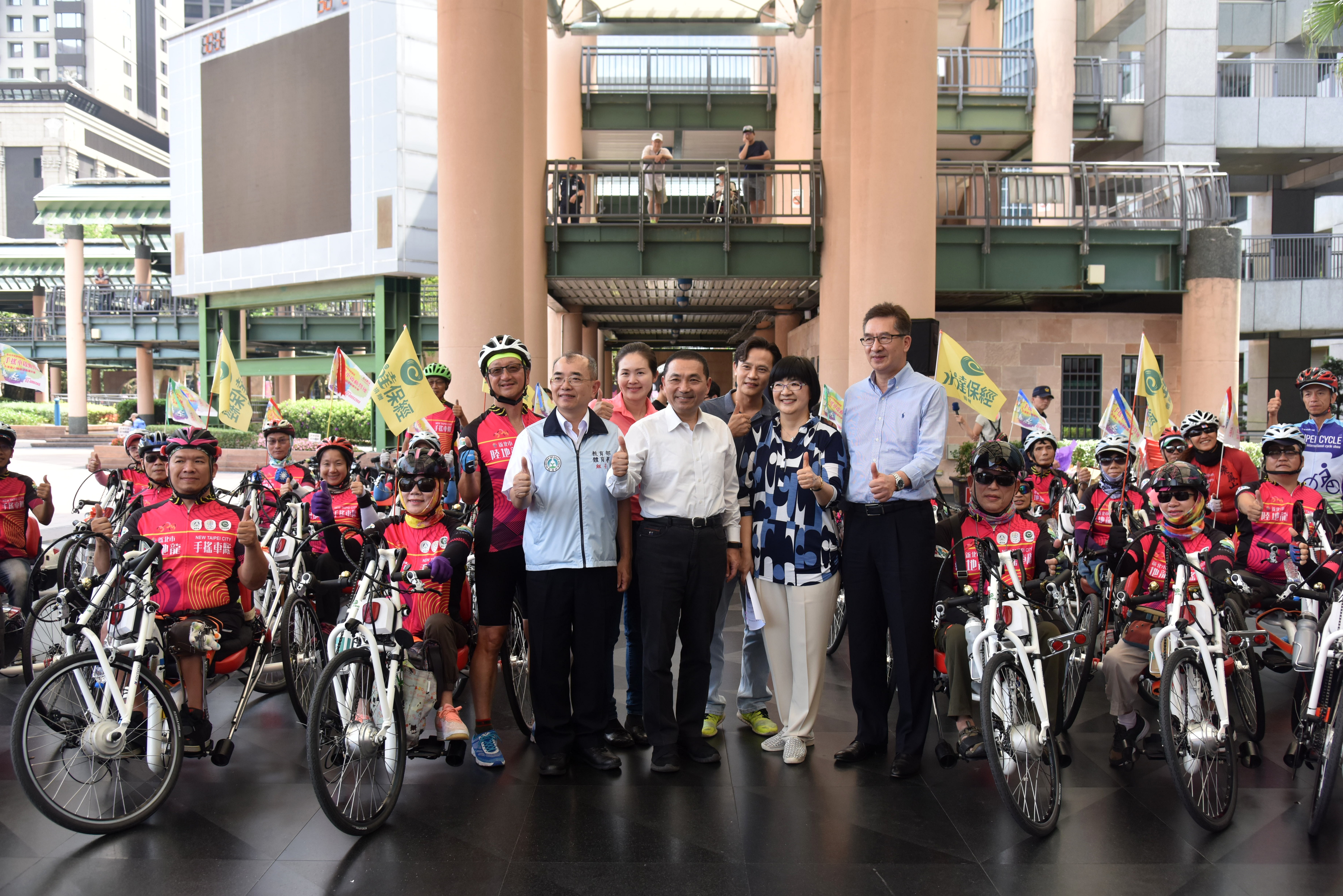 愛傳騎電動手搖自行車環台傳愛之旅  新北啟程