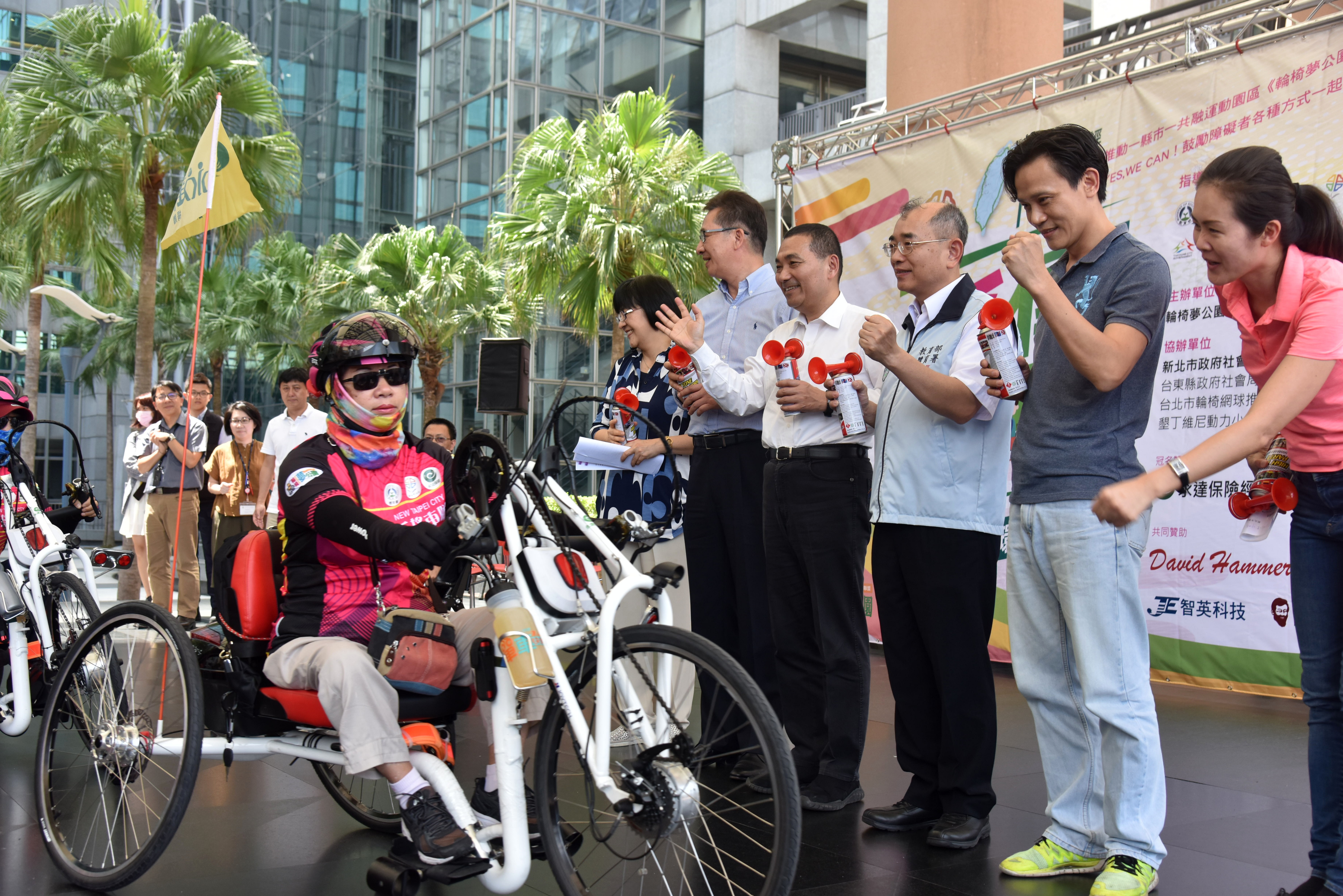 侯友宜為身障騎士加油打氣