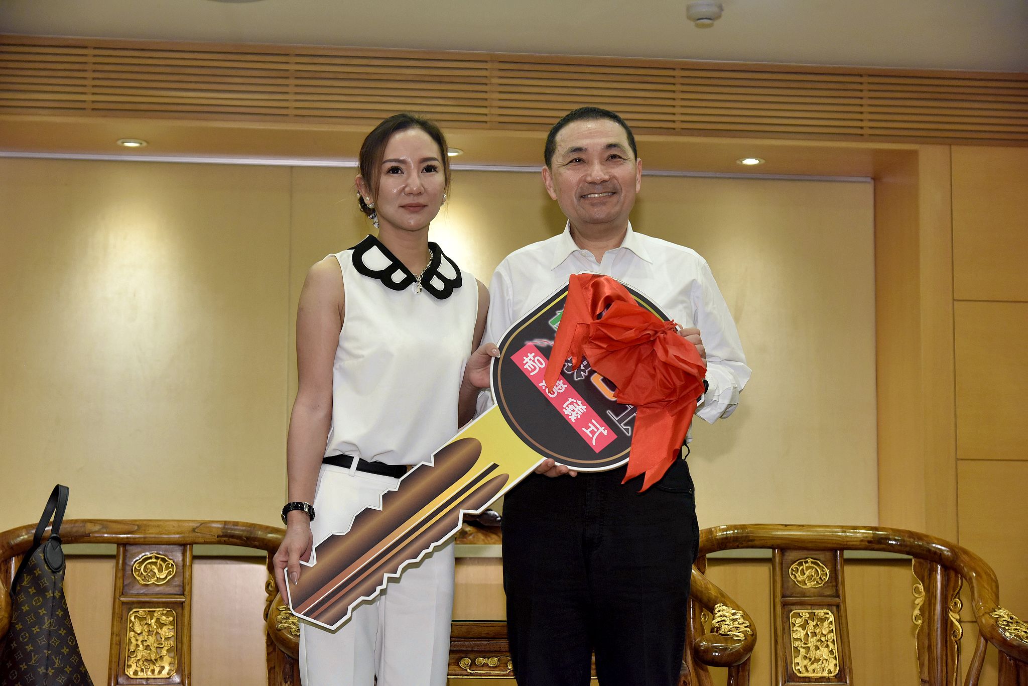 曾小樺女士捐贈復康巴士，侯市長代表受贈