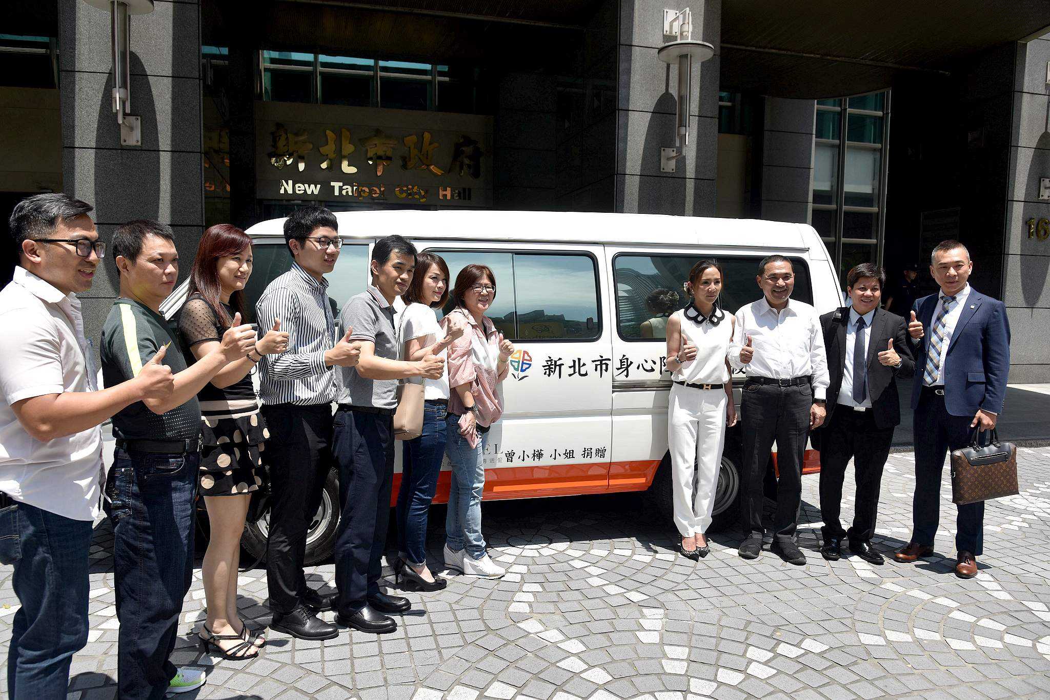 市長及貴賓與受贈復康巴士合影