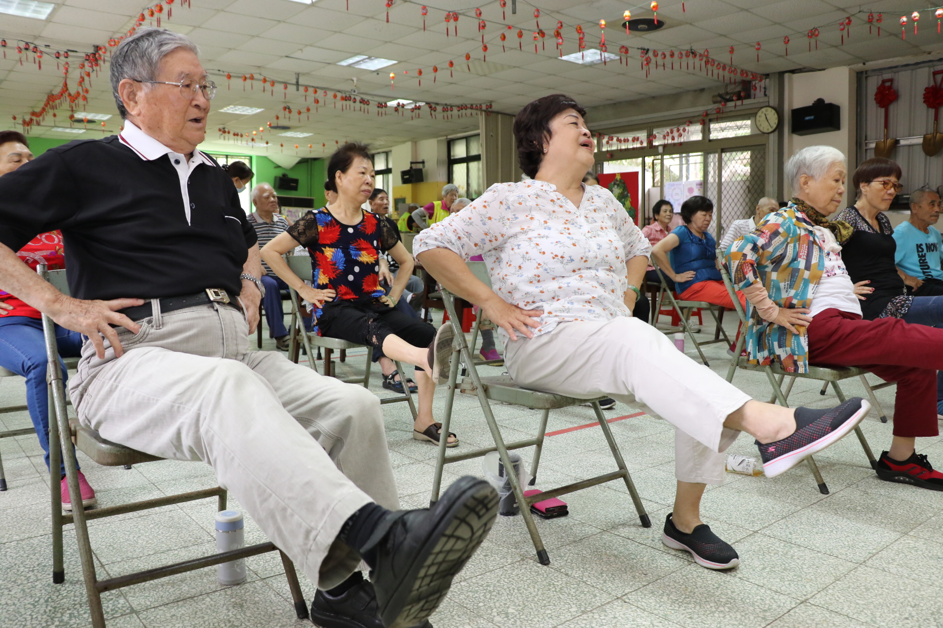 長輩在牡丹心社區關懷據點運動
