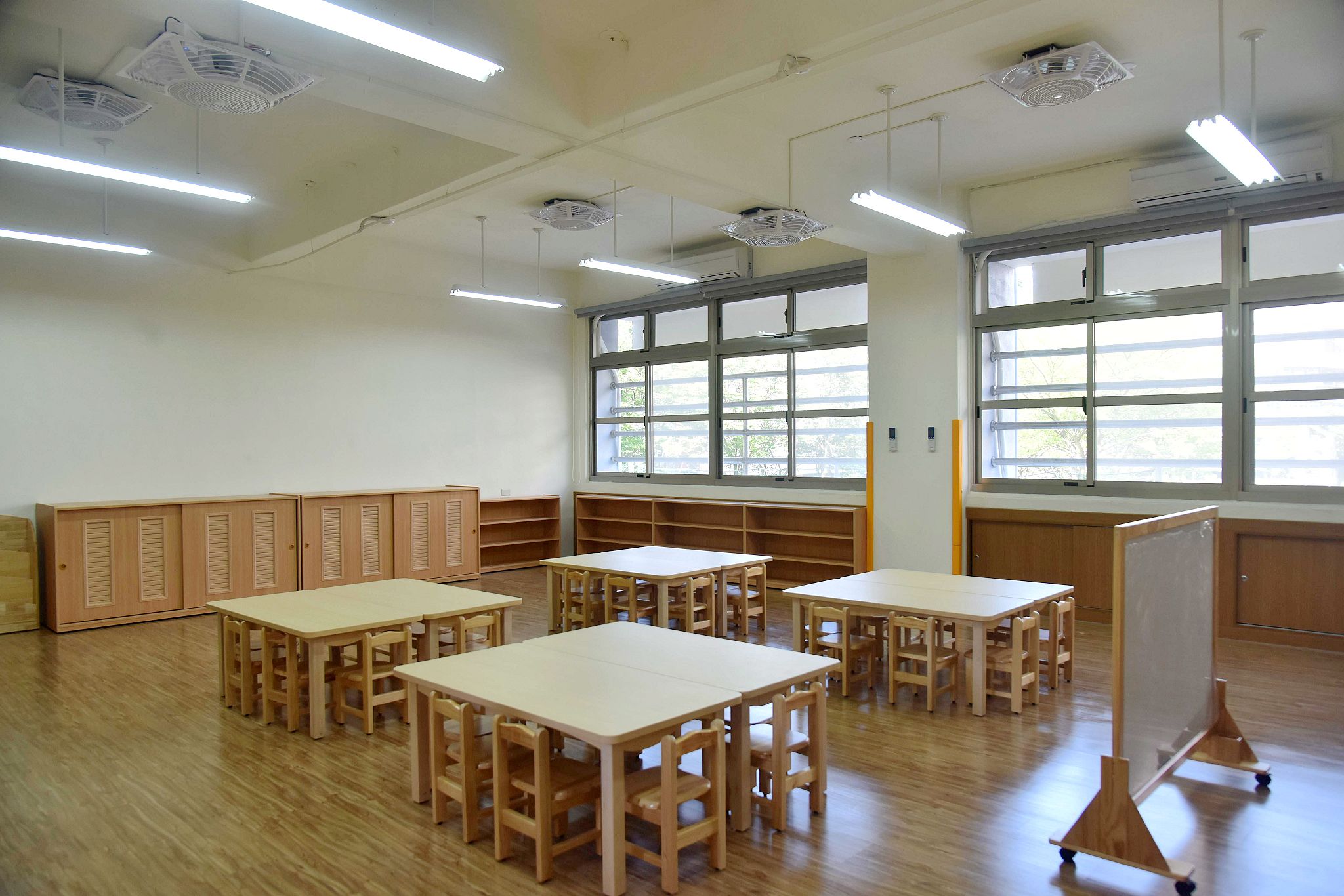 二重國中附設幼兒園，有獨立出入的「校門口」，課桌椅小的非常可愛，就連洗手台、廁所都迷你化了，彷彿置身小人國。