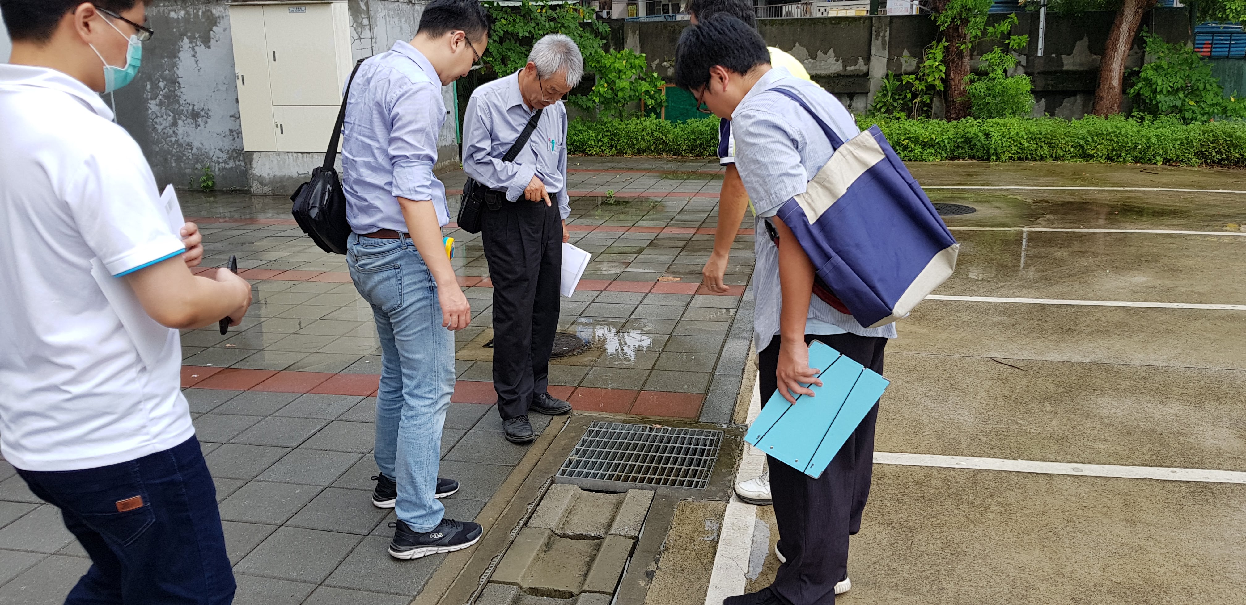檢查基地內排水情形，如有堵塞情形則要求維護單位限期改善。