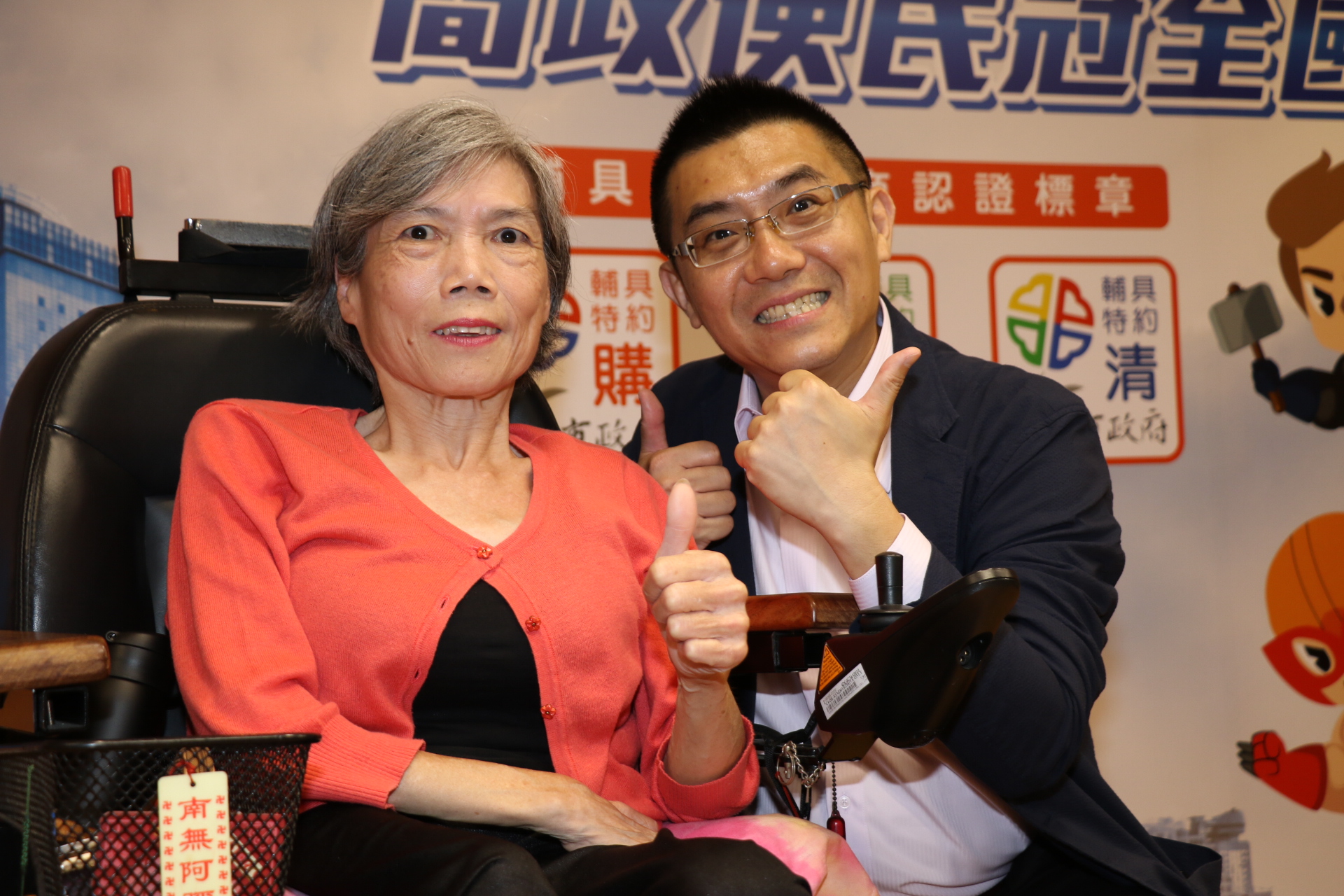今年63歲的郭麗雀（左）感謝輔具廠商陳達立到宅評估所需的輔具  包含電動輪椅、造氧機等