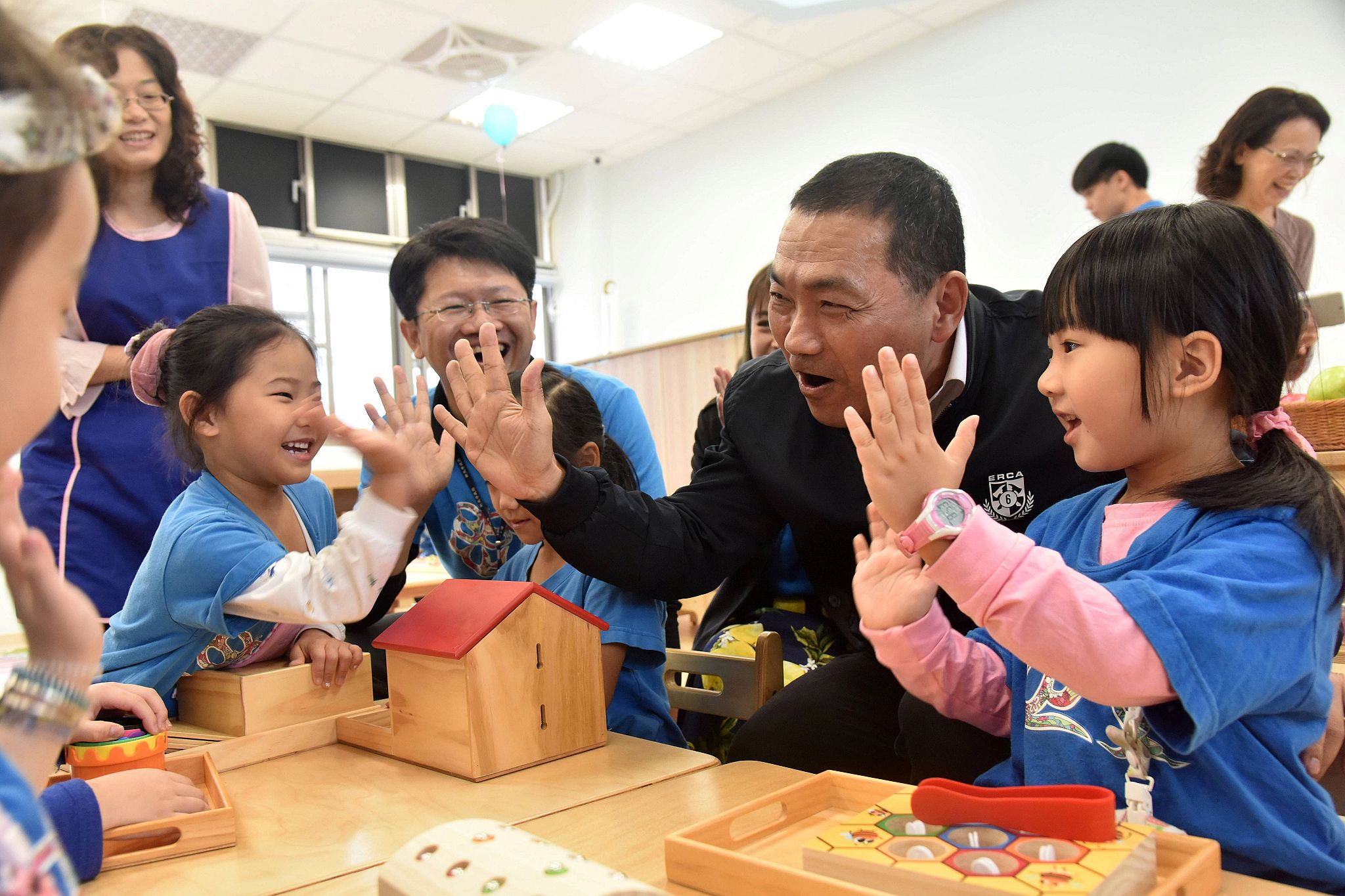 侯市長開心與小朋友互動、玩遊戲