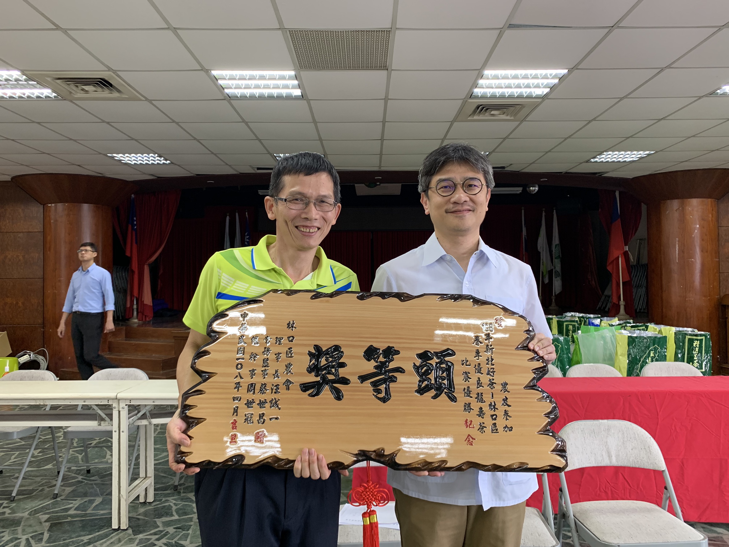 陳昆諒(左)與農業局局長(右)合影