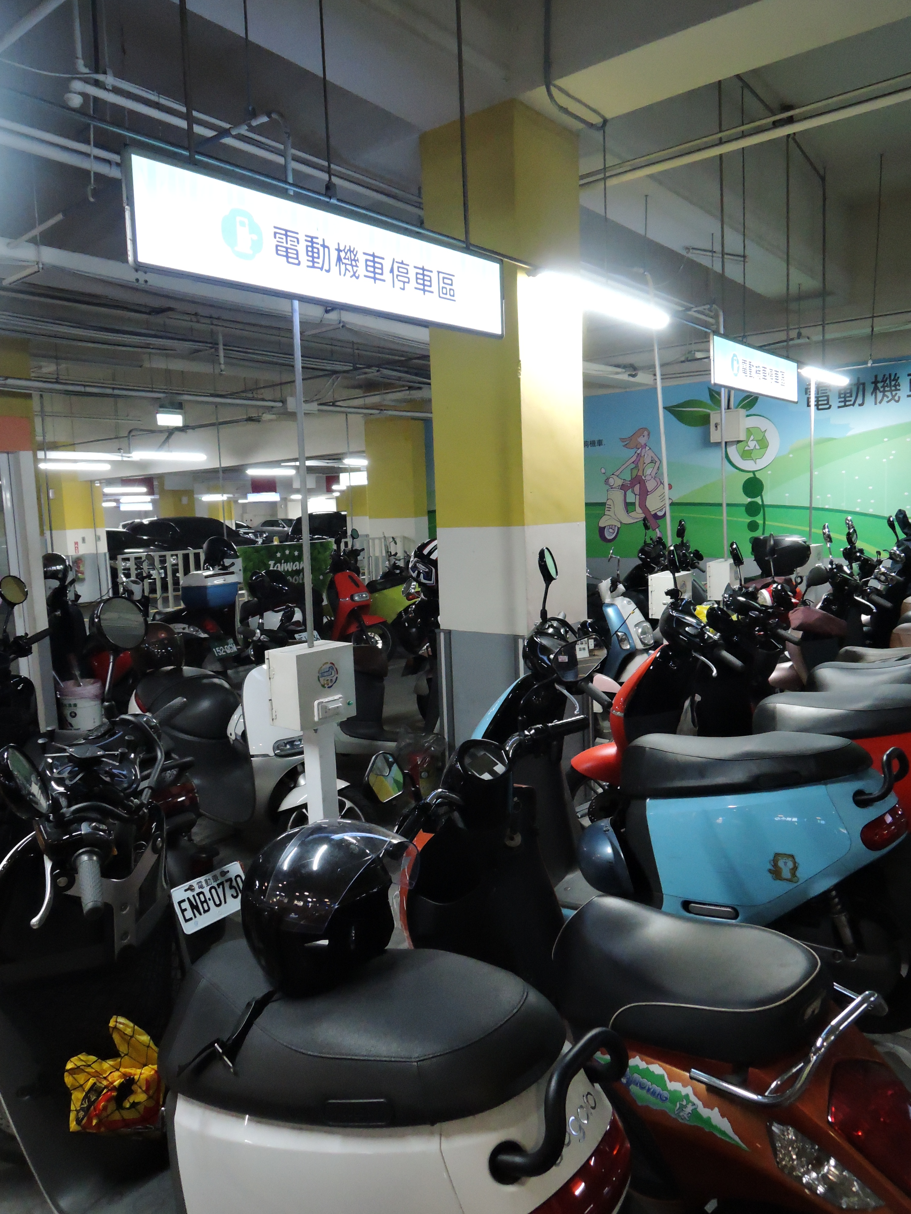 新北市停車場和路邊停車位設有電動機車停車格，有八成滿載使用率。
