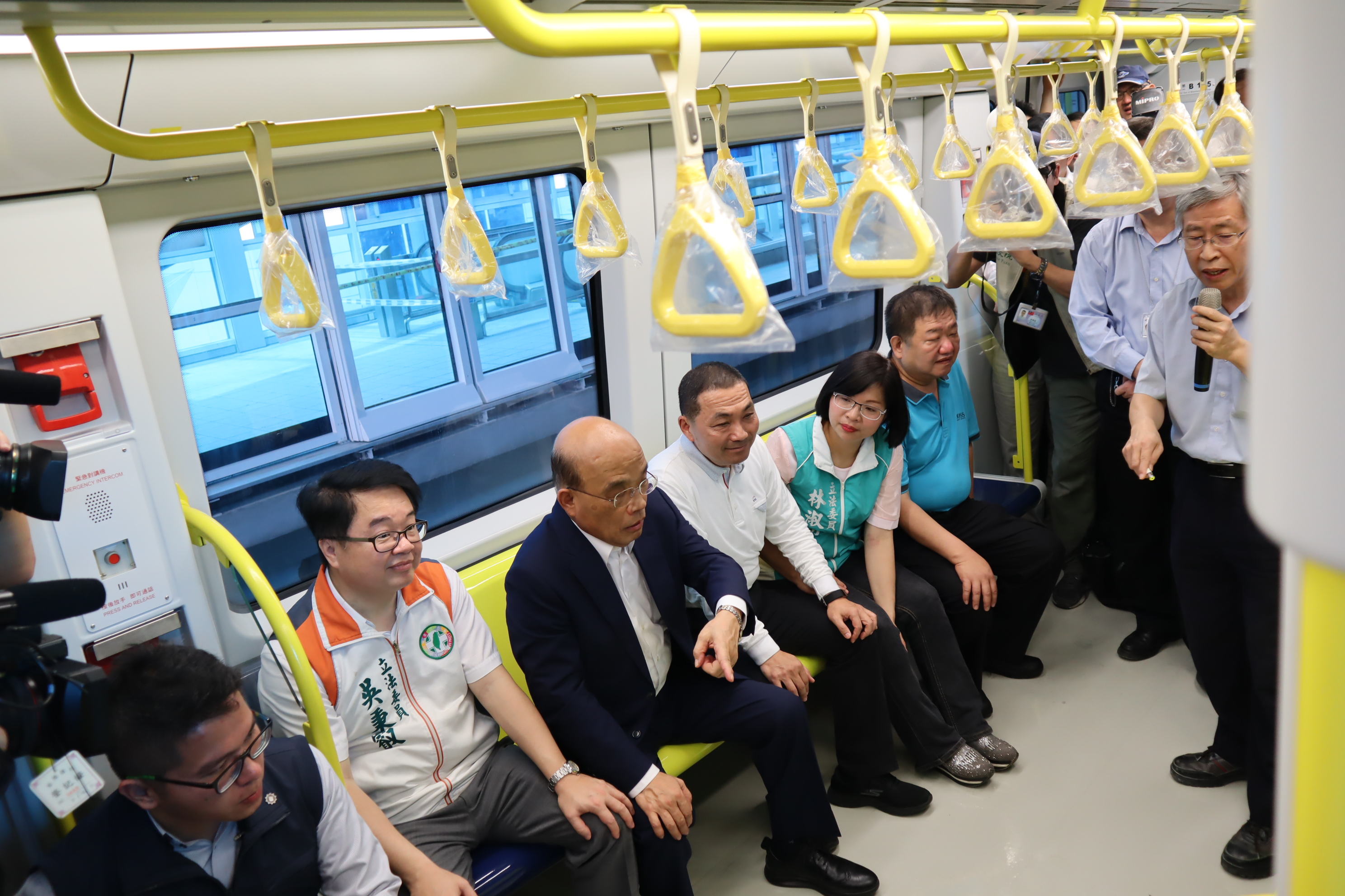 新北市市長侯友宜與行政院長蘇貞昌一同參觀環狀線車廂
