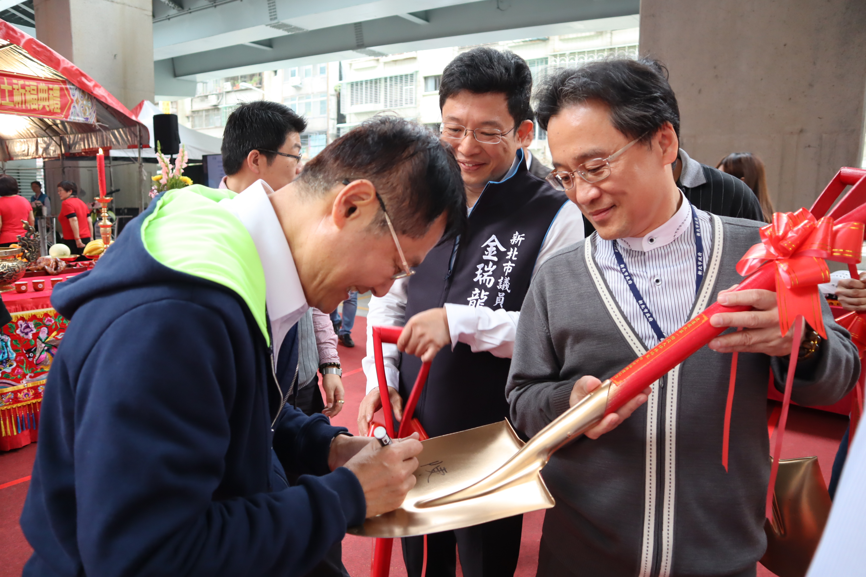 新北市副市長陳純敬為金鏟簽名