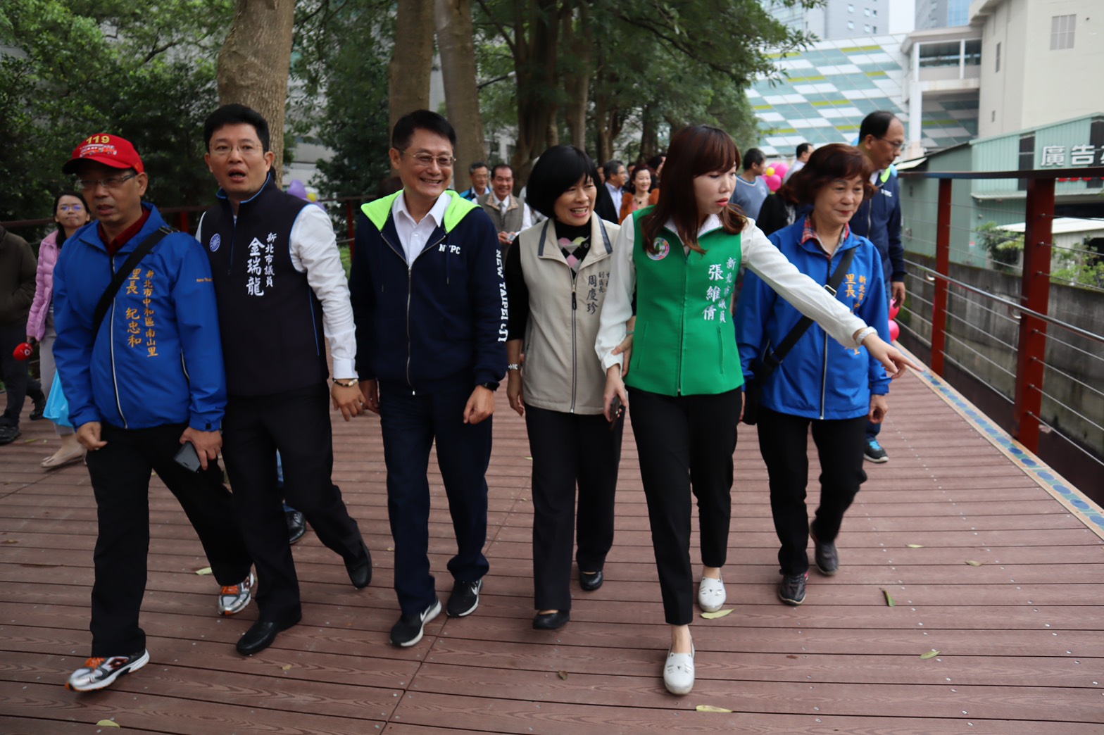 新北市副市長陳純敬與市議員一同巡視中原溝東側人行連通道