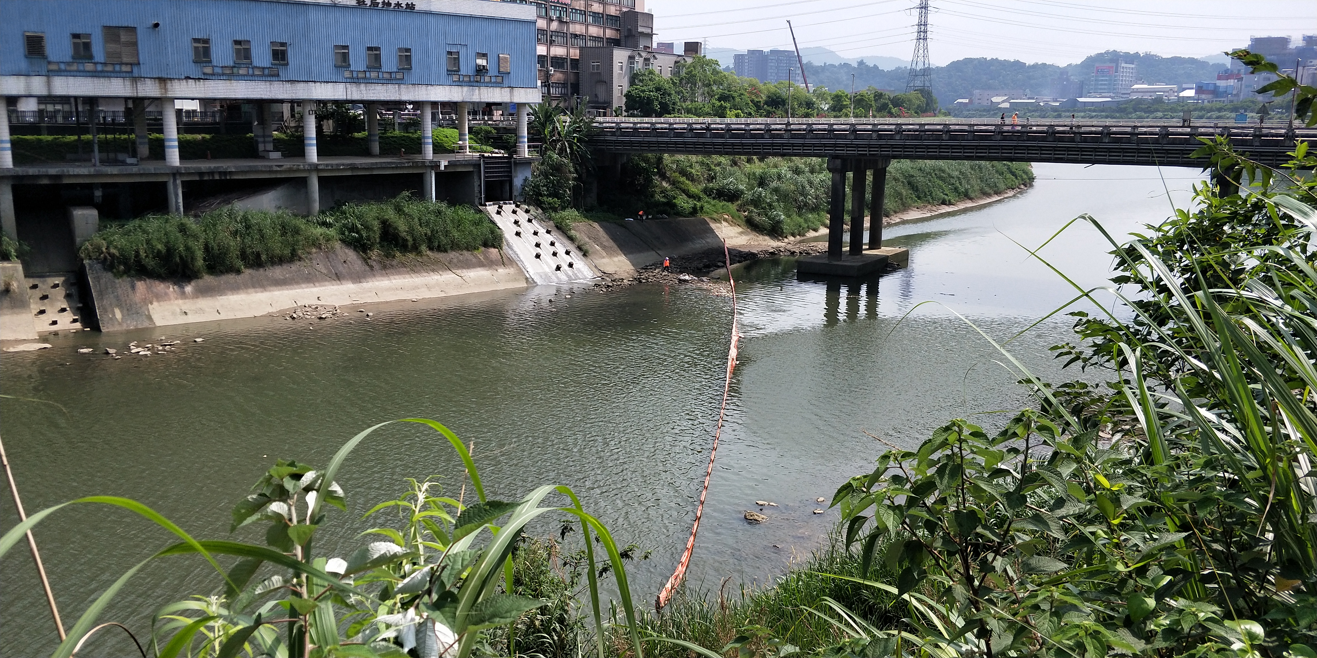 基隆河汐止段社后橋上游佈設攔汙索情形