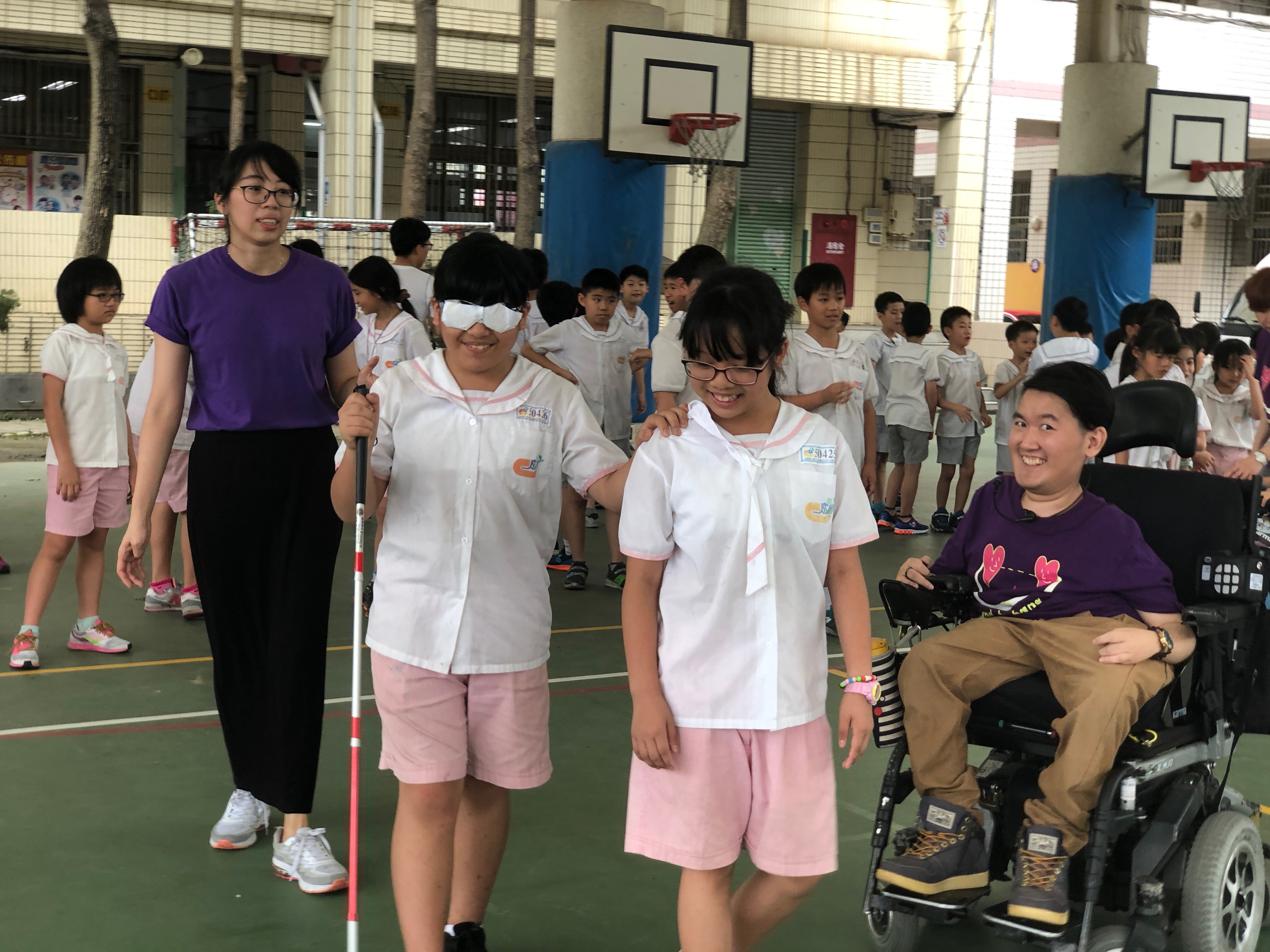 五股成州國小的同學體驗視障者的不便