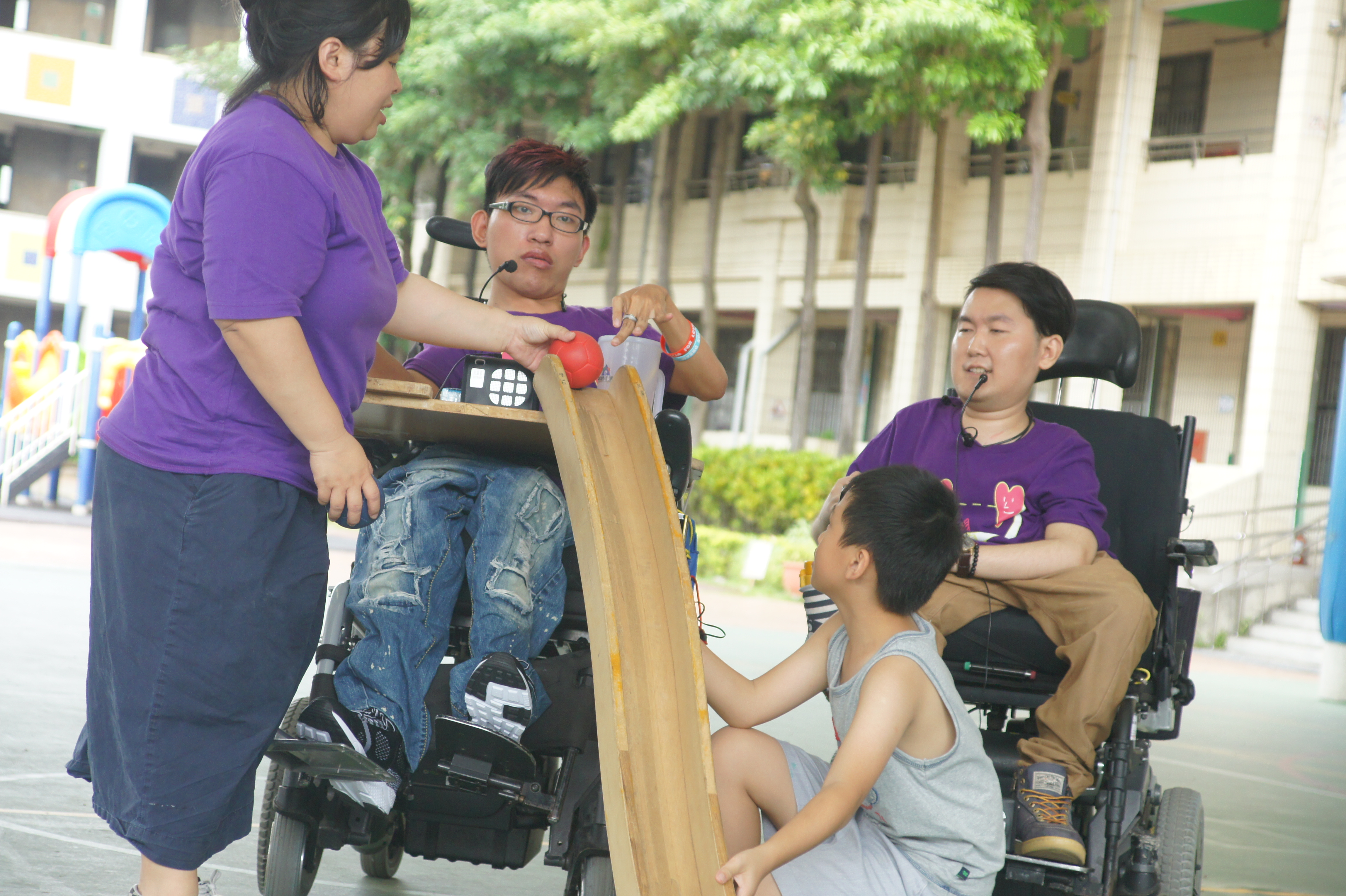 阿傑教同學如何調整角度  讓紅球能一舉擊中白球