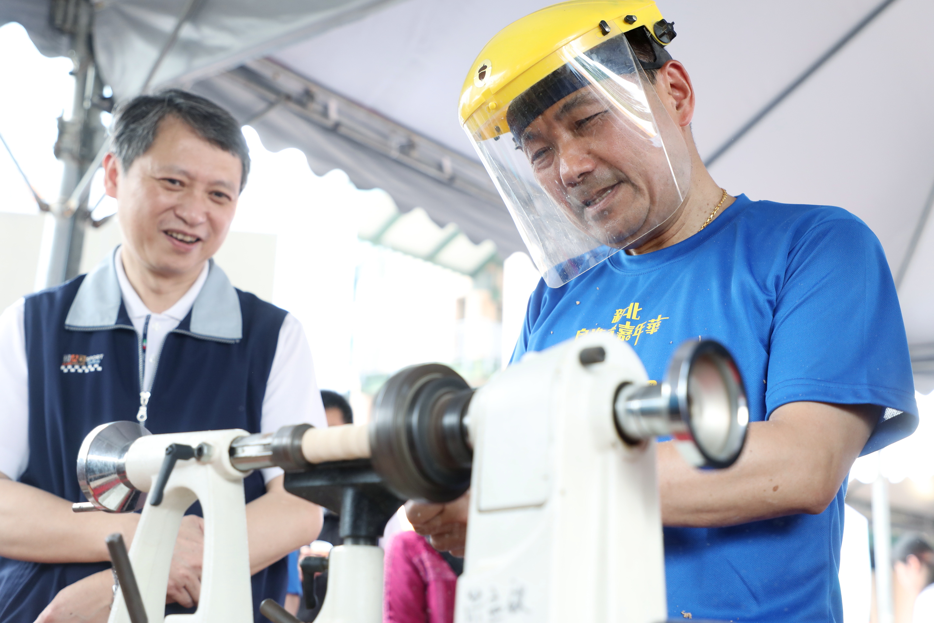 侯市長出席2019新北自造者嘉年華活動，逛攤位體驗各種自造裝置