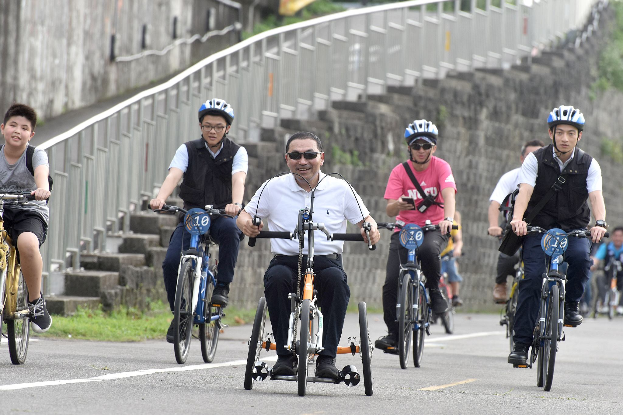 侯市長體驗手搖車，欣賞河濱風景。