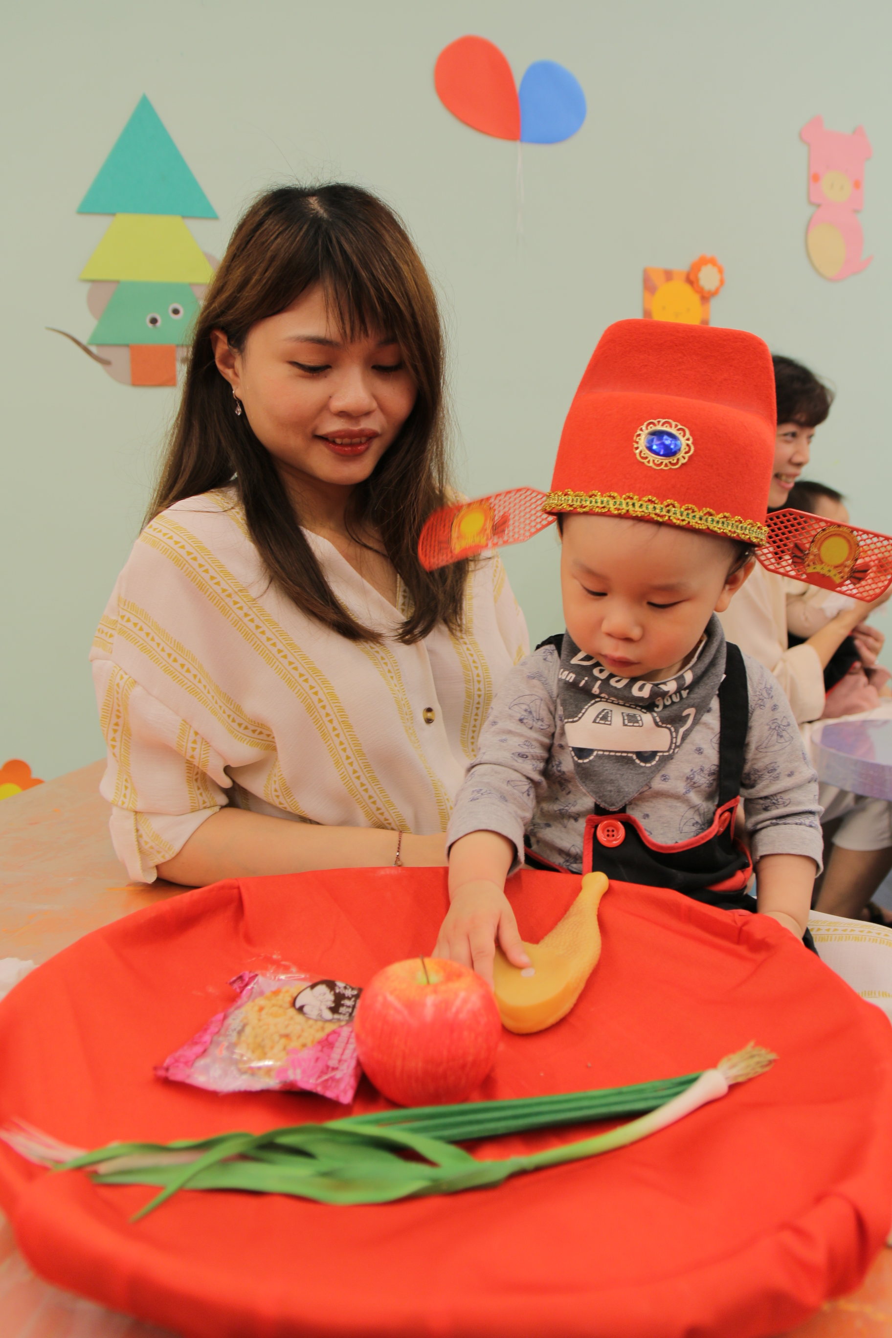陶博館抓周服務的「吉祥祝福語區」，抓到蔥就代表聰明，拿到蘋果就有平安之意等。