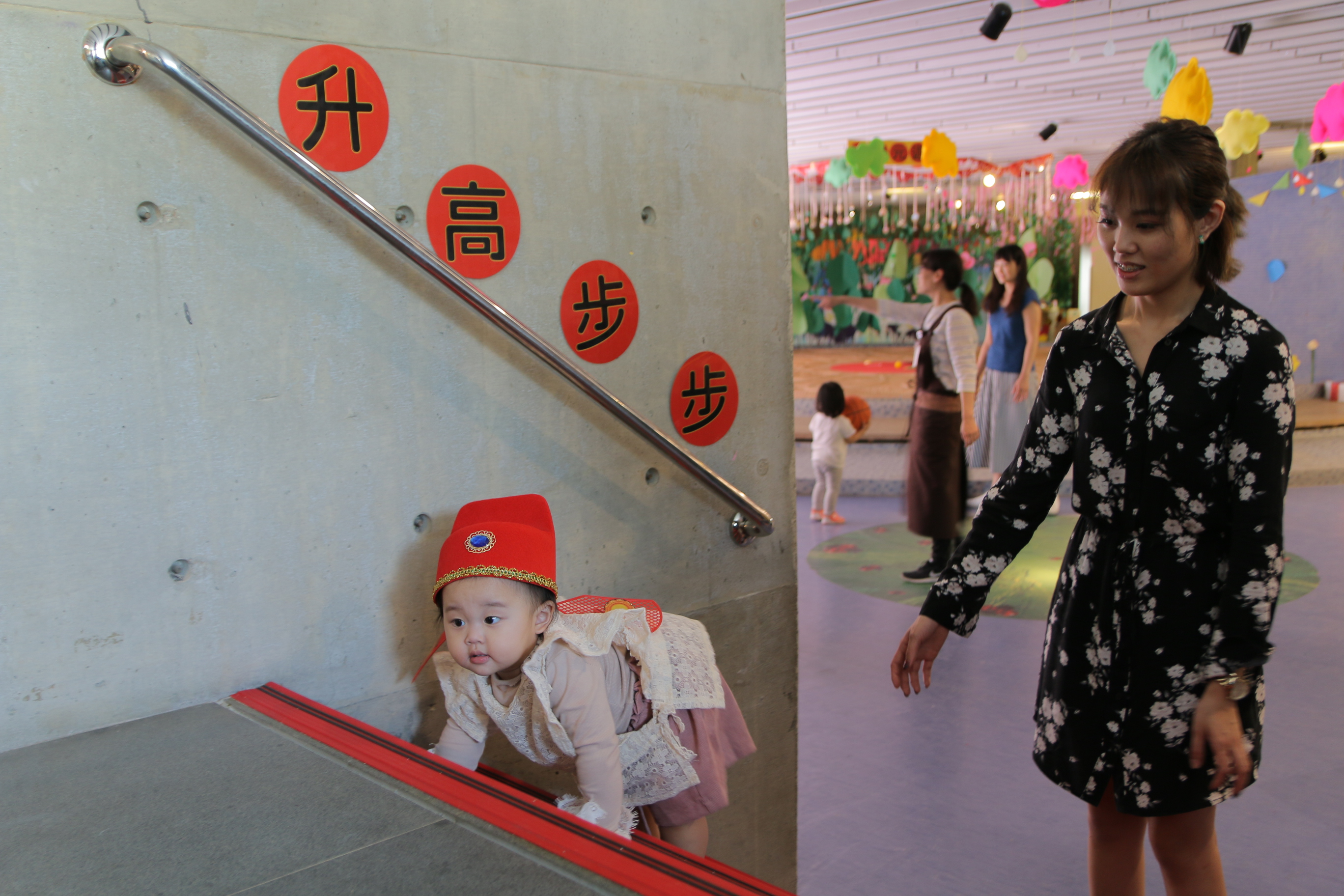 「步步高升區」讓喜歡爬樓梯的小孩樂不可支，不停地往上爬，祝福孩子未來可以順利。