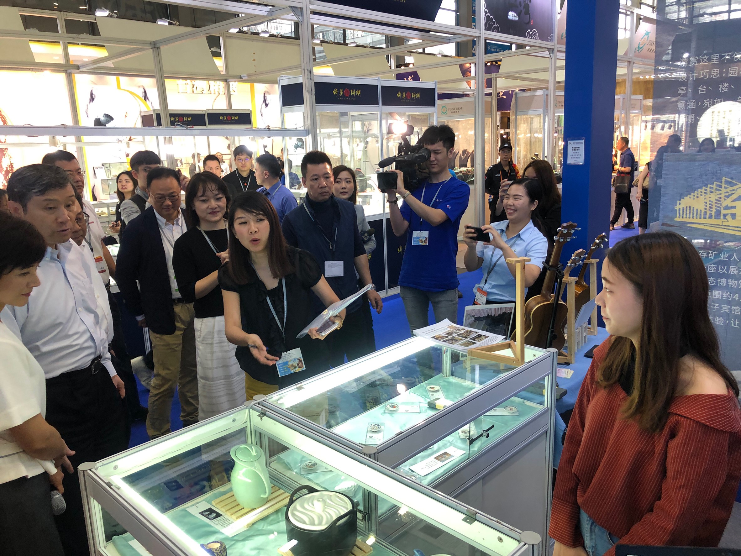 新北市鶯歌陶瓷博物館展出的「盤中美磁」系列