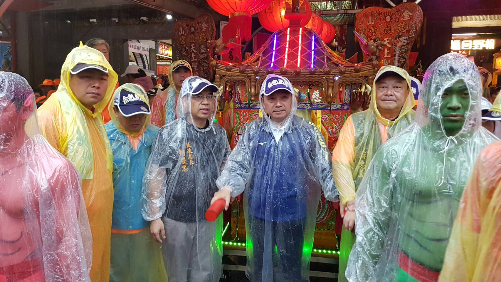 全台唯一潮退祭典「北海岸傳奇媽祖文化祭主活動-金包里二媽回野柳媽祖洞」今(20)日盛大登場，市長侯友宜與慈護宮董事長游忠義為二媽神轎扶鑾起駕。