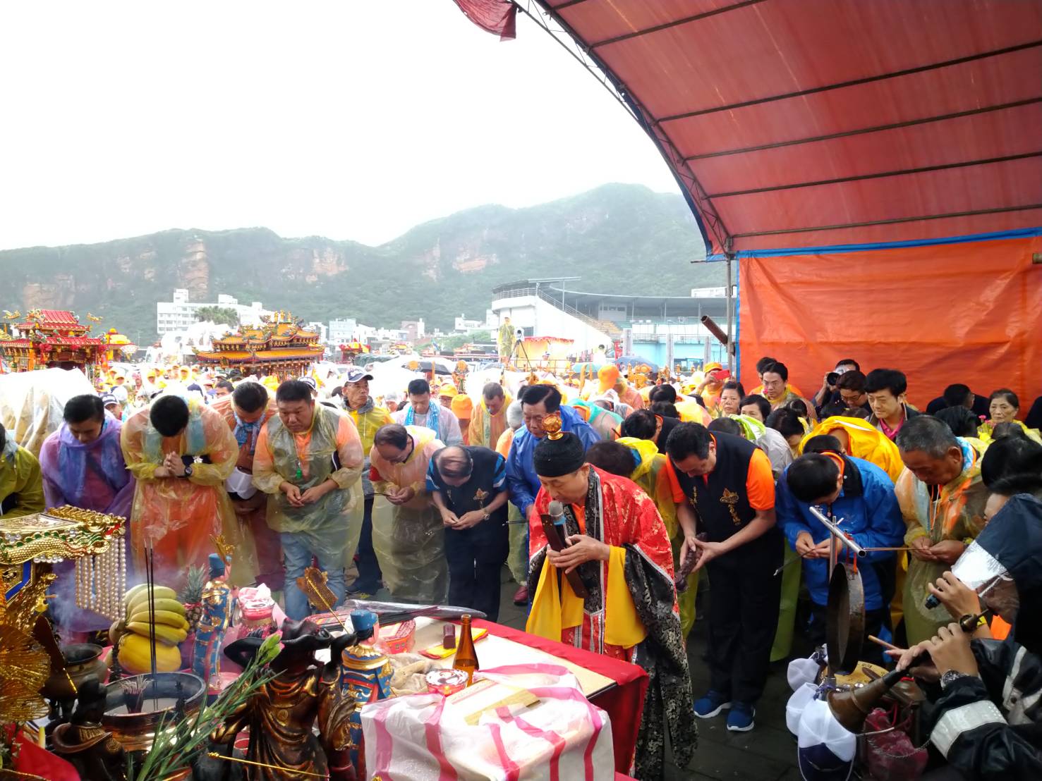 考量雨勢太大，為維護信眾安全，首次在野柳地質公園停車場搭設的臨時遮雨棚進行祭典。